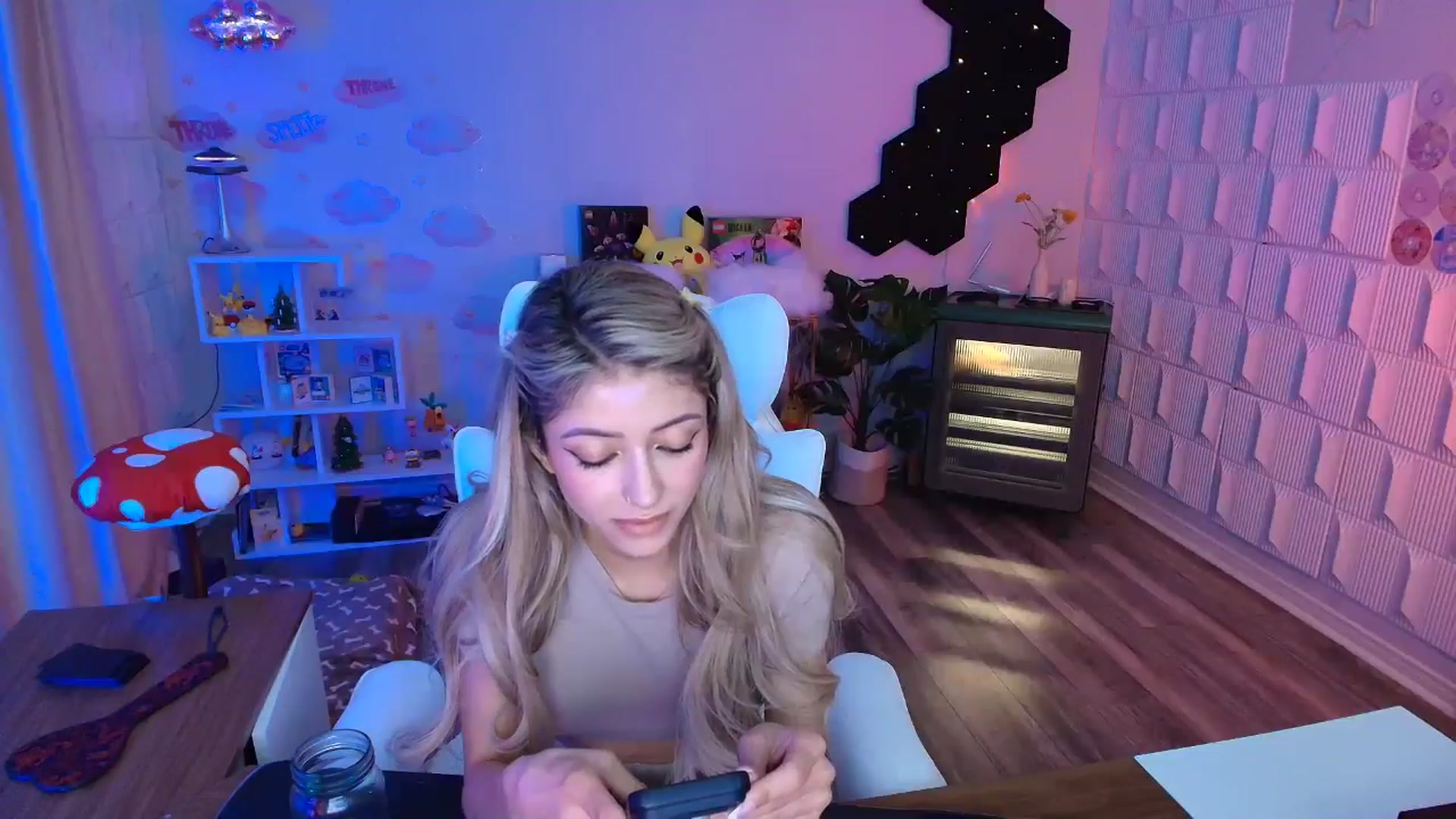 Gallery image thumbnail from kaydolll's myfreecams stream on, 04/05/2026, 06:03 image 18 of 20