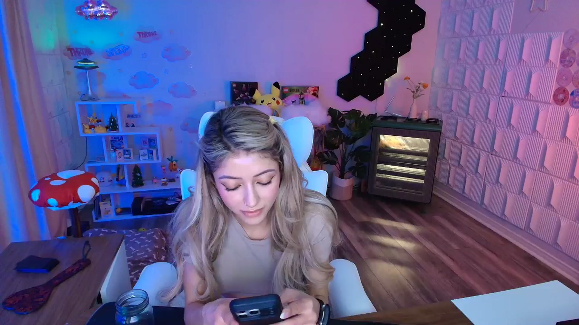 Gallery image thumbnail from kaydolll's myfreecams stream on, 04/05/2026, 06:03 image 17 of 20