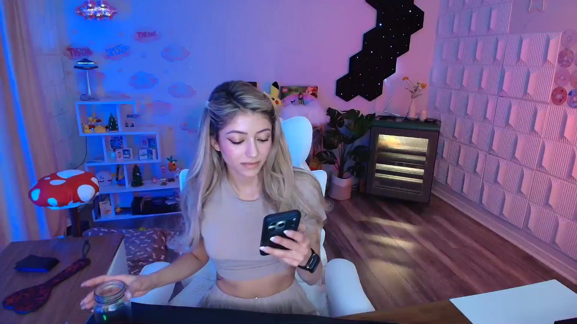 Gallery image thumbnail from kaydolll's myfreecams stream on, 04/05/2026, 06:03 image 16 of 20