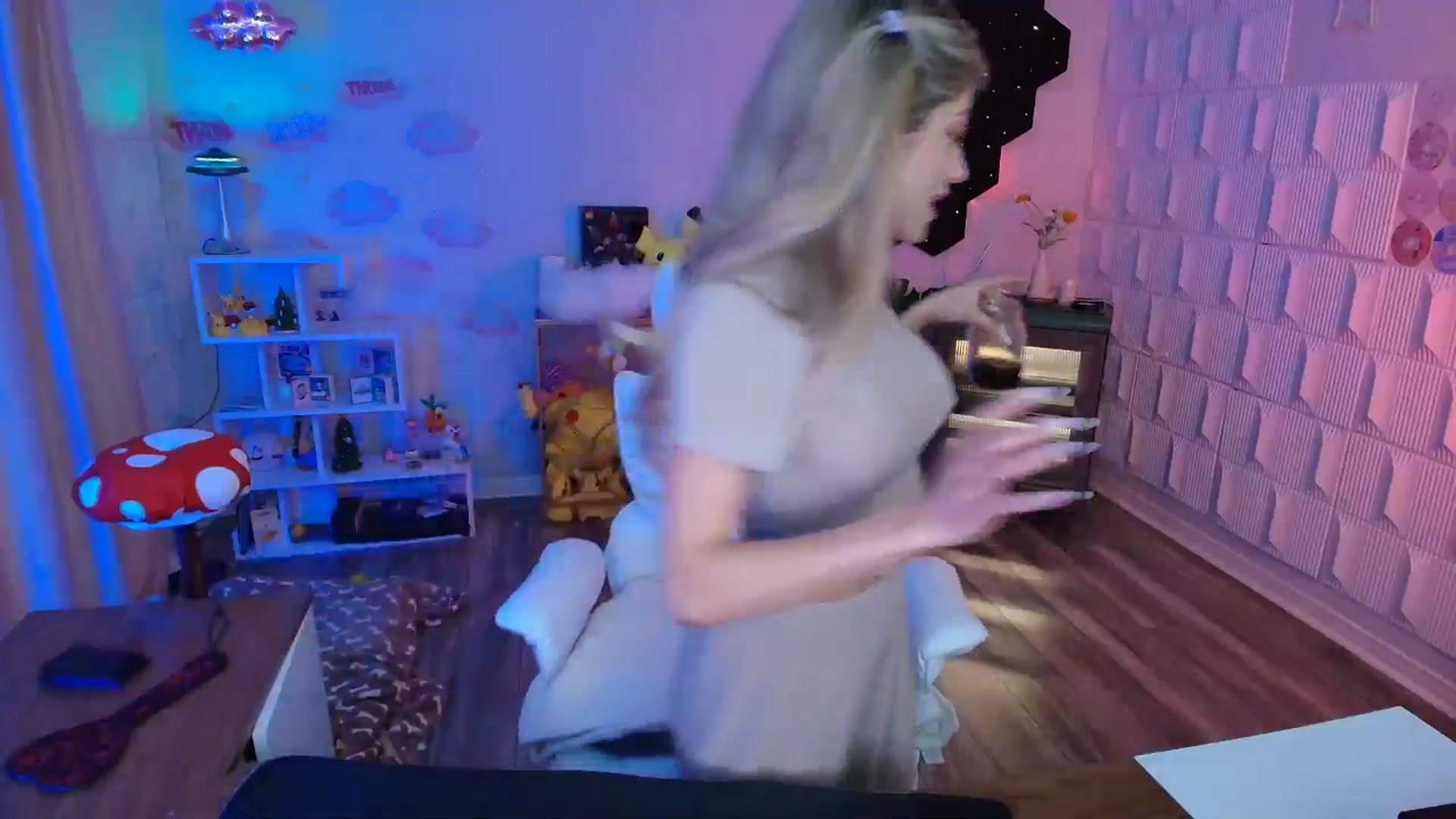 Gallery image thumbnail from kaydolll's myfreecams stream on, 04/05/2026, 06:03 image 7 of 20