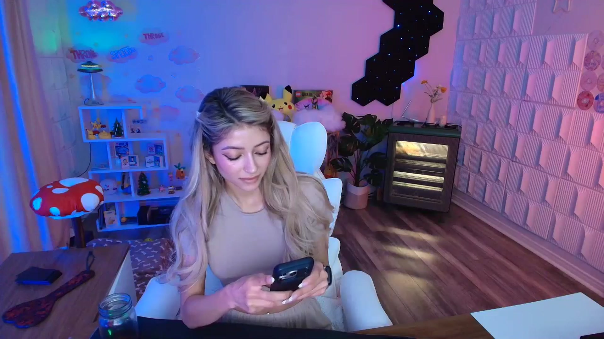 Gallery image thumbnail from kaydolll's myfreecams stream on, 04/05/2026, 06:03 image 15 of 20