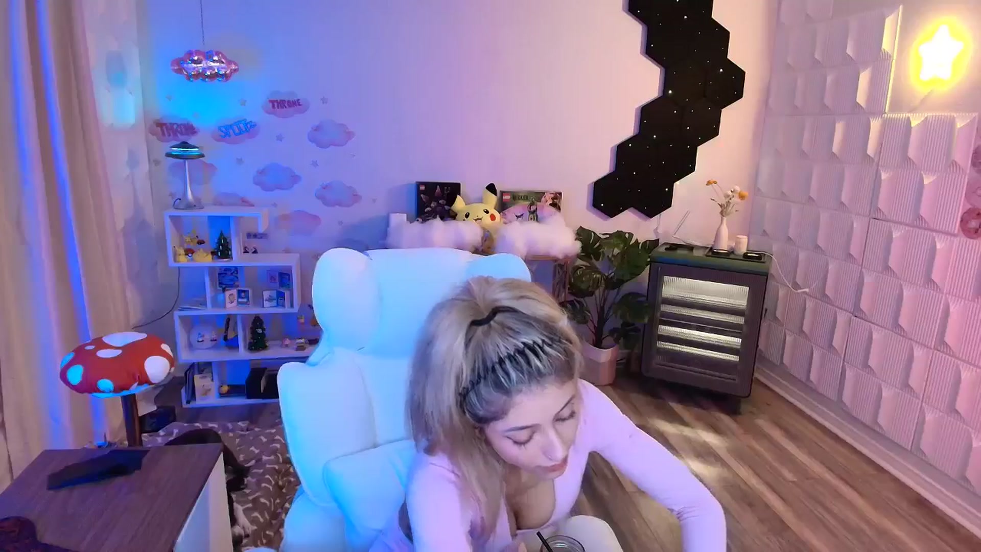 Gallery image thumbnail from kaydolll's myfreecams stream on, 04/10/2026, 08:14 image 9 of 20