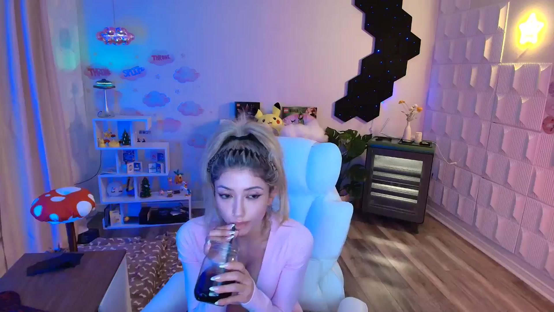 Gallery image thumbnail from kaydolll's myfreecams stream on, 04/10/2026, 08:14 image 13 of 20