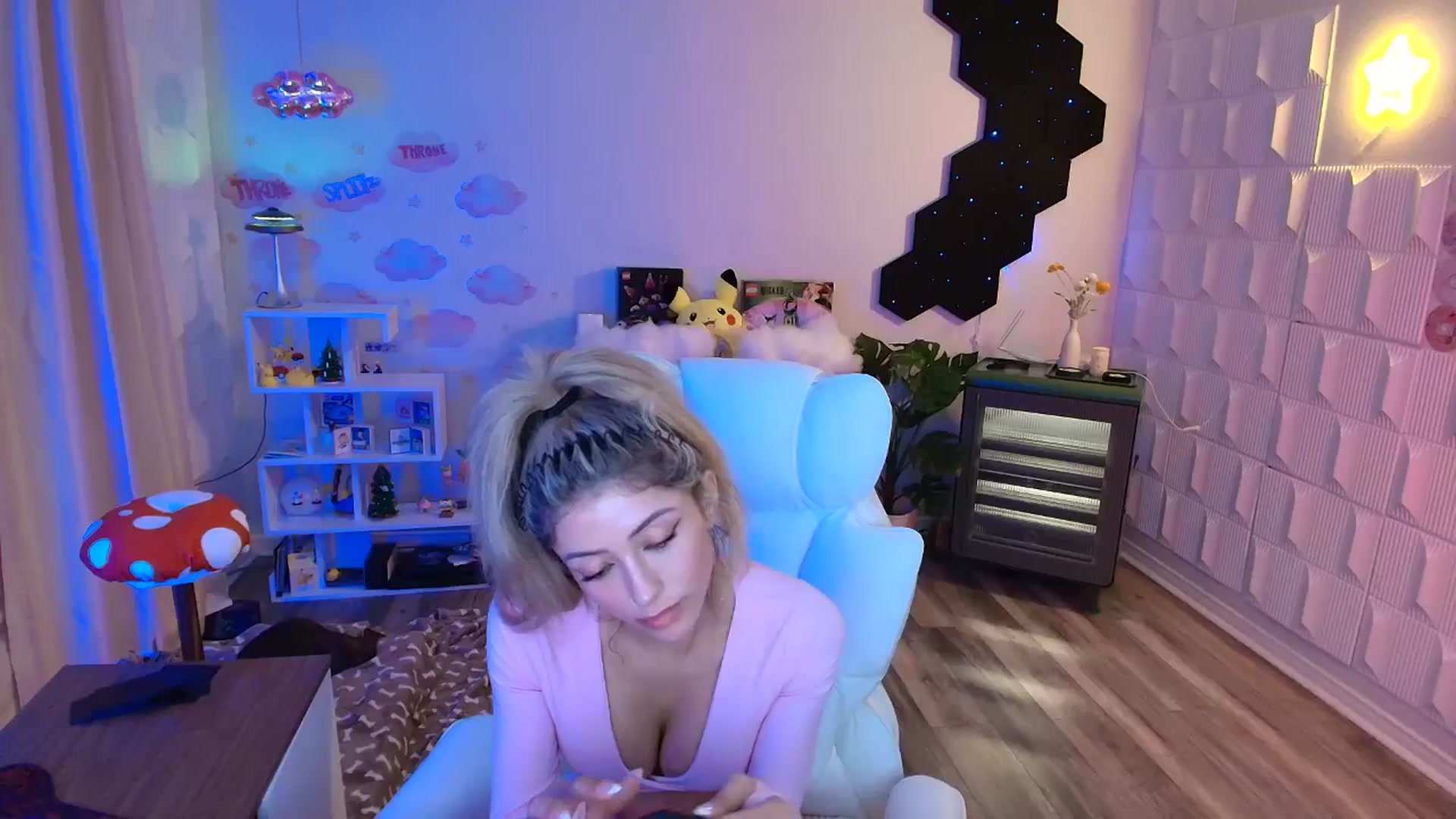 Gallery image thumbnail from kaydolll's myfreecams stream on, 04/10/2026, 08:14 image 12 of 20
