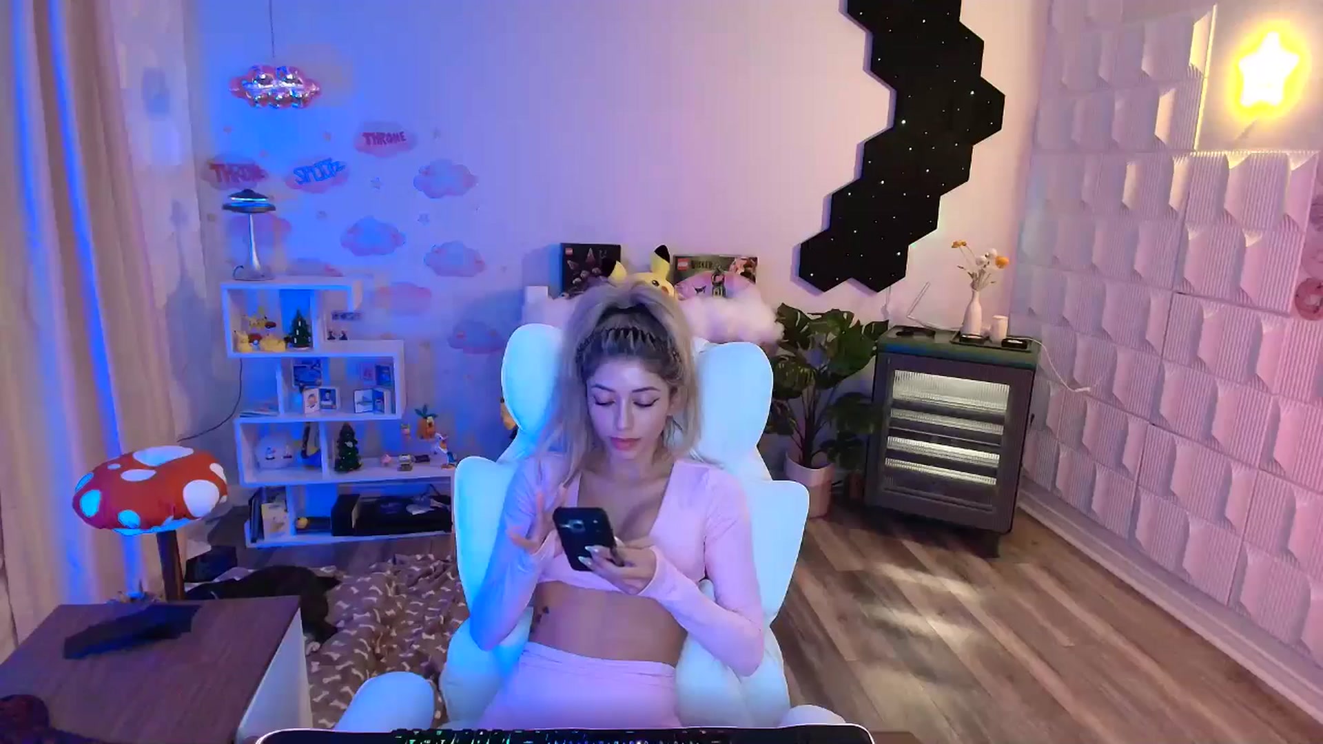 Gallery image thumbnail from kaydolll's myfreecams stream on, 04/10/2026, 08:14 image 10 of 20