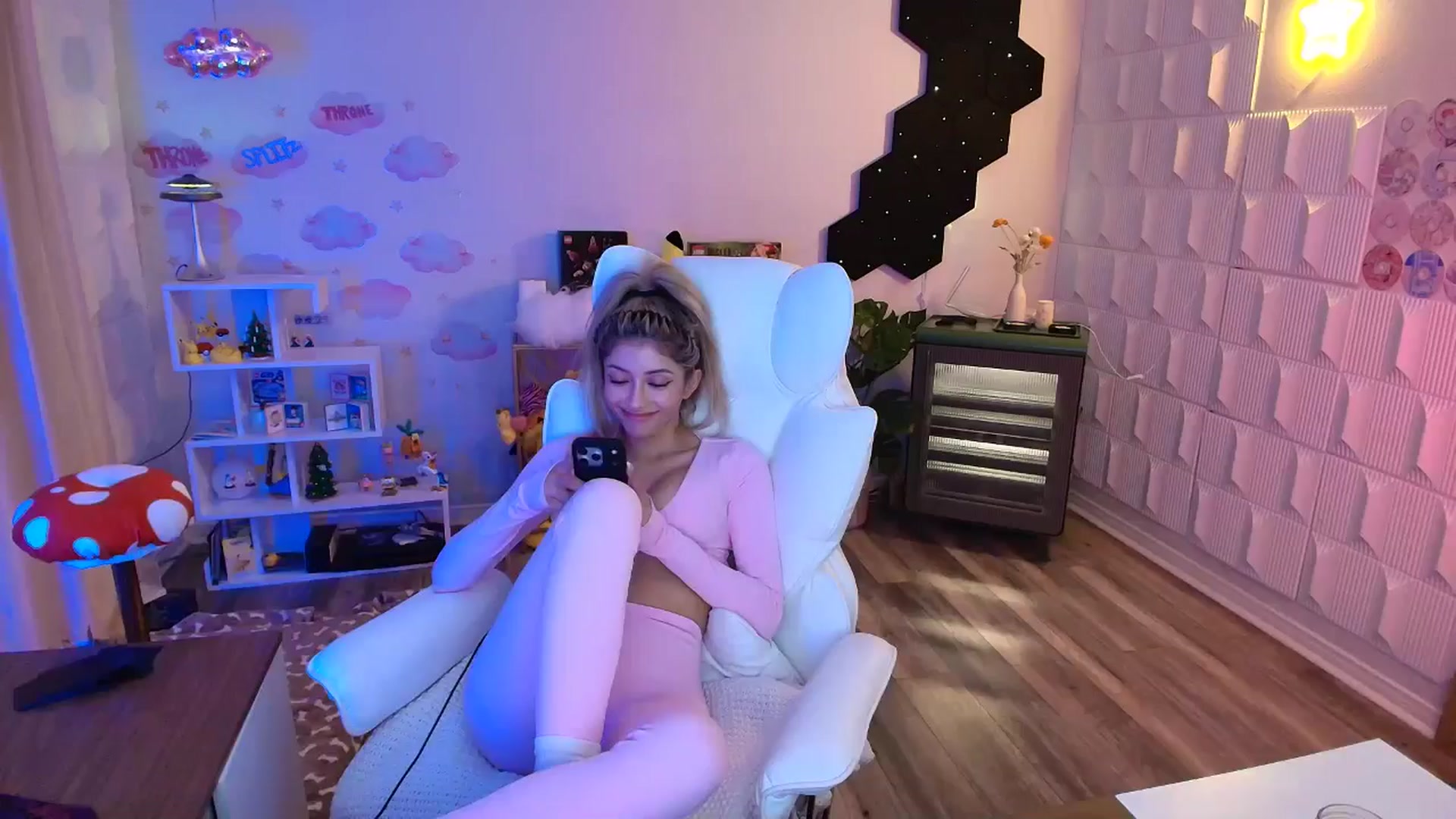 Gallery image thumbnail from kaydolll's myfreecams stream on, 04/10/2026, 08:14 image 2 of 20