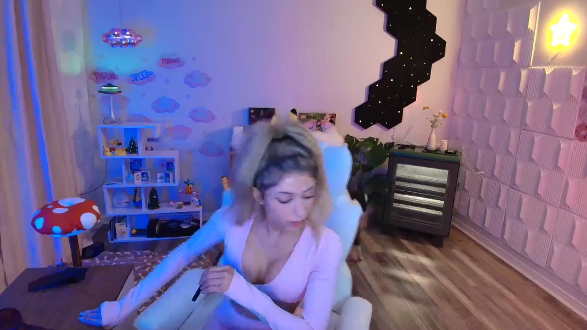 Gallery image thumbnail from kaydolll's myfreecams stream on, 04/10/2026, 08:14 image 17 of 20