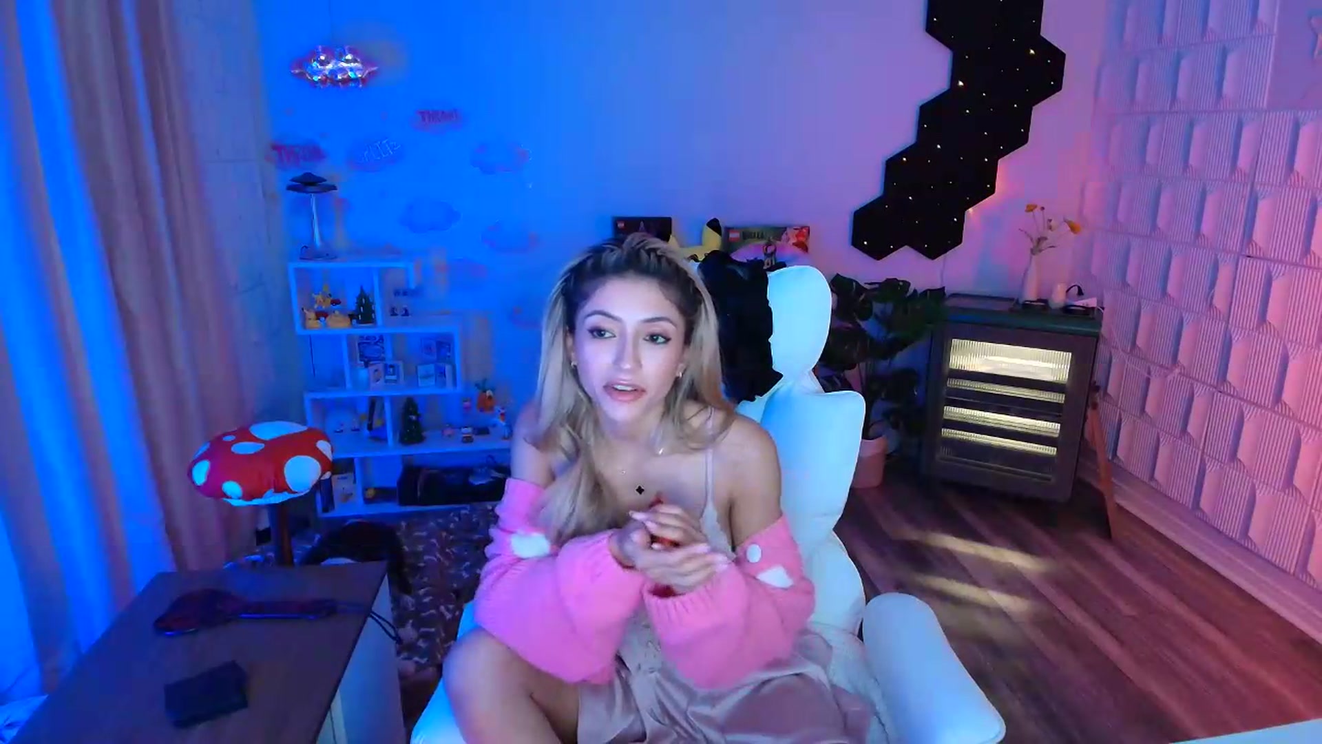 Gallery image thumbnail from kaydolll's myfreecams stream on, 05/14/2026, 06:44 image 15 of 20