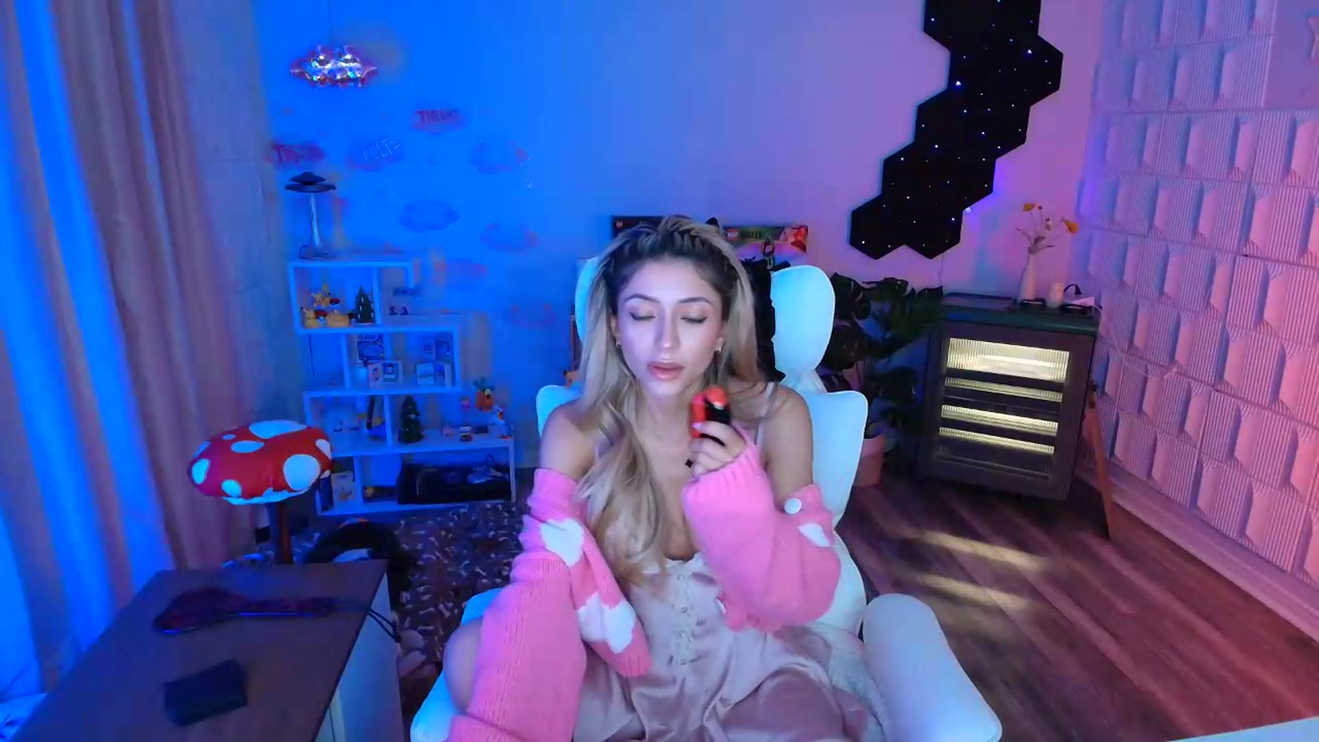 Gallery image thumbnail from kaydolll's myfreecams stream on, 05/14/2026, 06:44 image 14 of 20