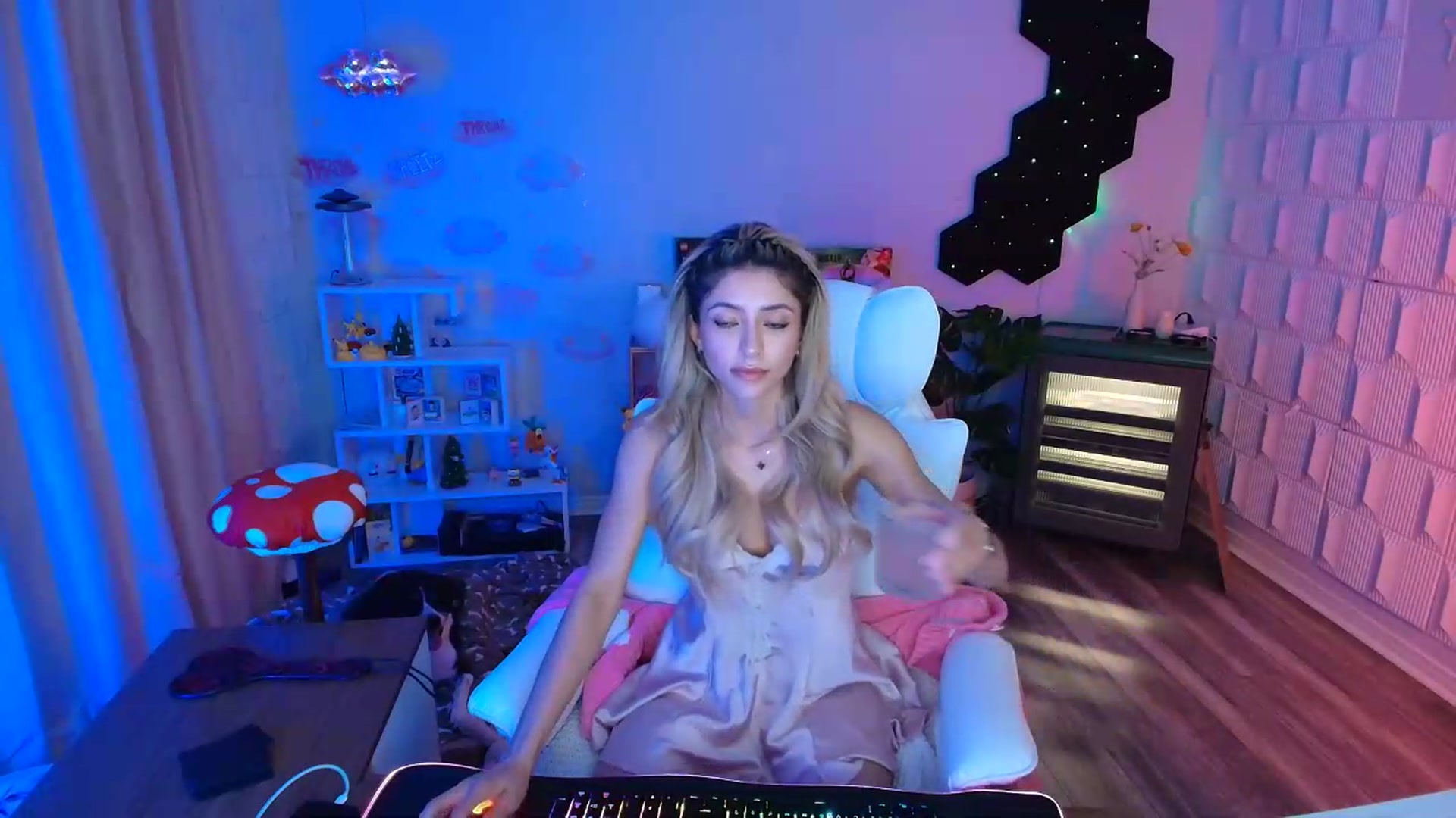 Gallery image thumbnail from kaydolll's myfreecams stream on, 05/14/2026, 07:52 image 3 of 20