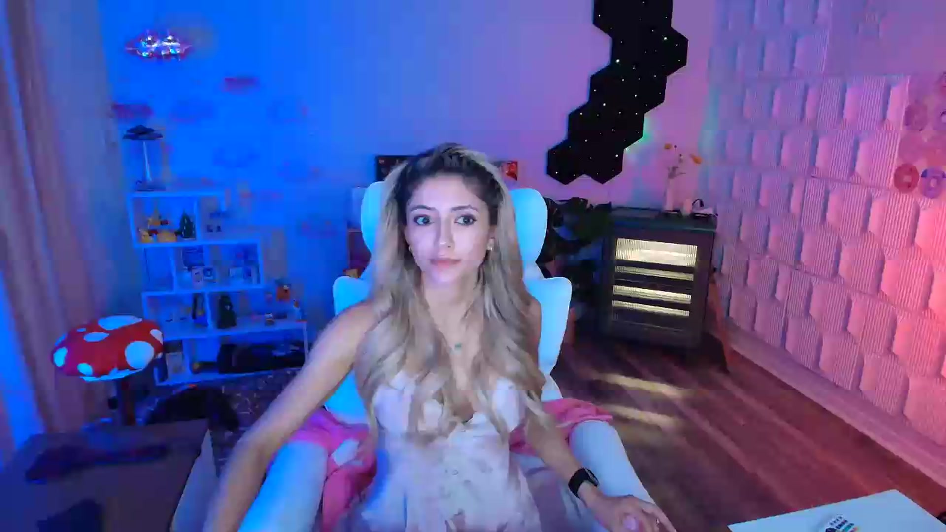 Gallery image thumbnail from kaydolll's myfreecams stream on, 05/14/2026, 07:52 image 18 of 20