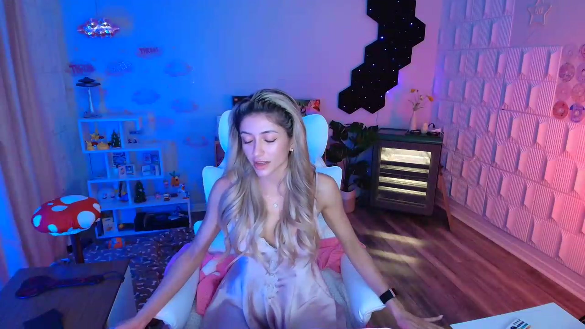 Gallery image thumbnail from kaydolll's myfreecams stream on, 05/14/2026, 07:52 image 17 of 20