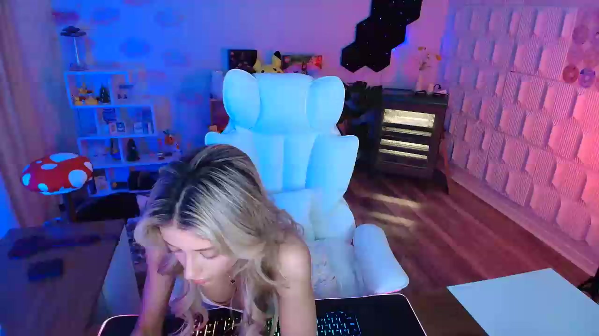 Gallery image thumbnail from kaydolll's myfreecams stream on, 05/15/2026, 07:18 image 1 of 20