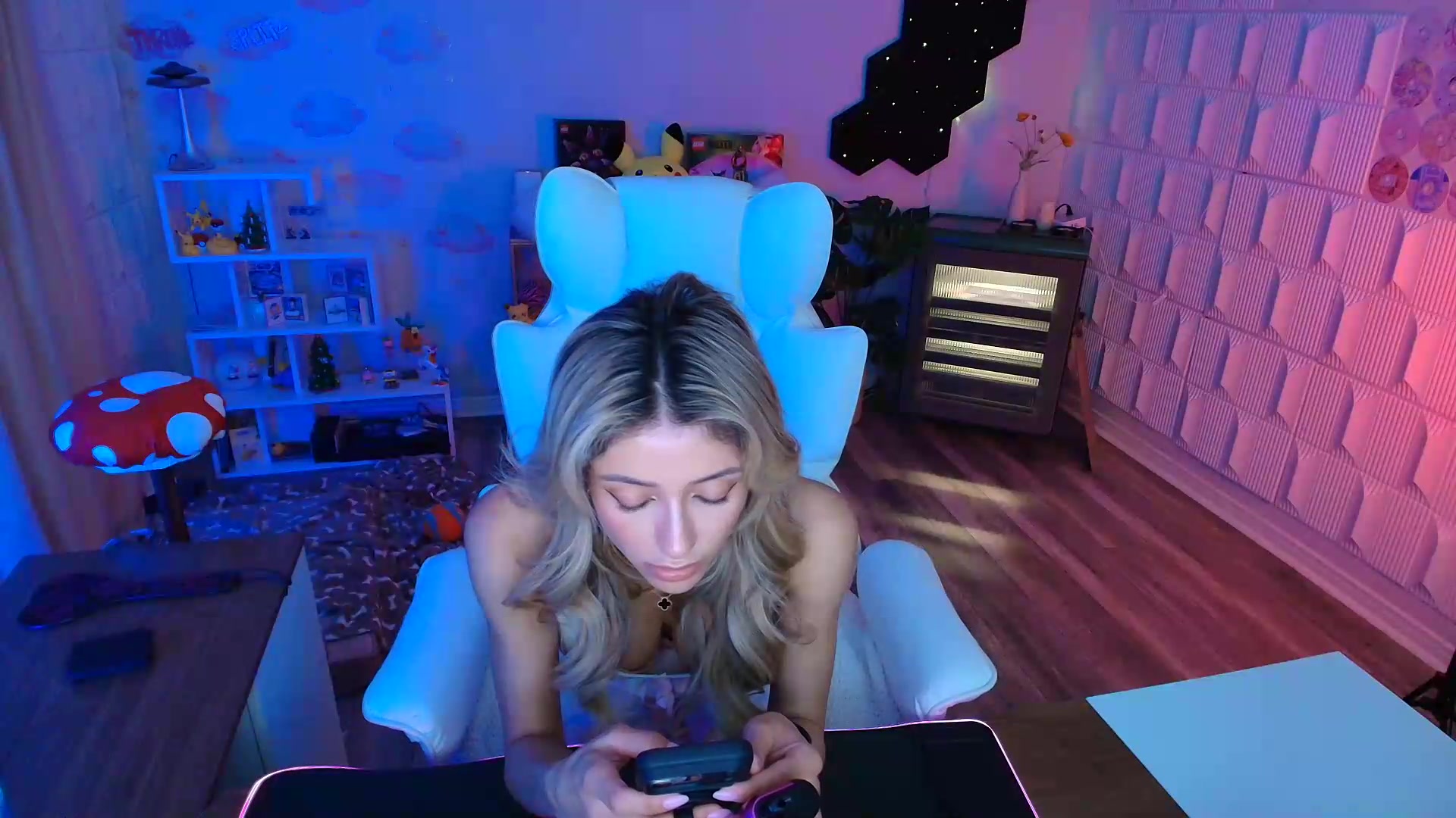 Gallery image thumbnail from kaydolll's myfreecams stream on, 05/15/2026, 07:18 image 2 of 20