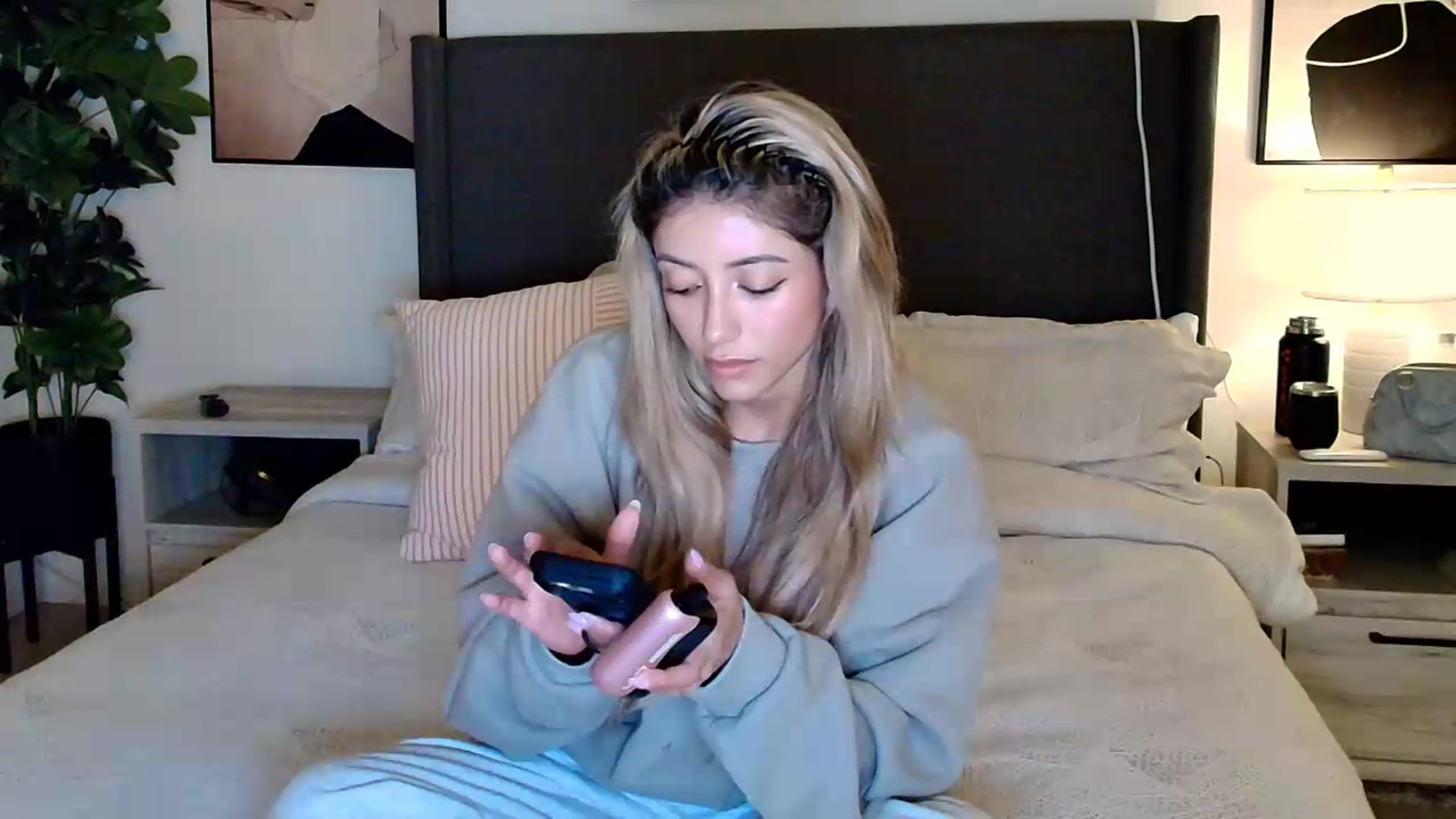 Gallery image thumbnail from kaydolll's myfreecams stream on, 06/04/2026, 05:53 image 19 of 20