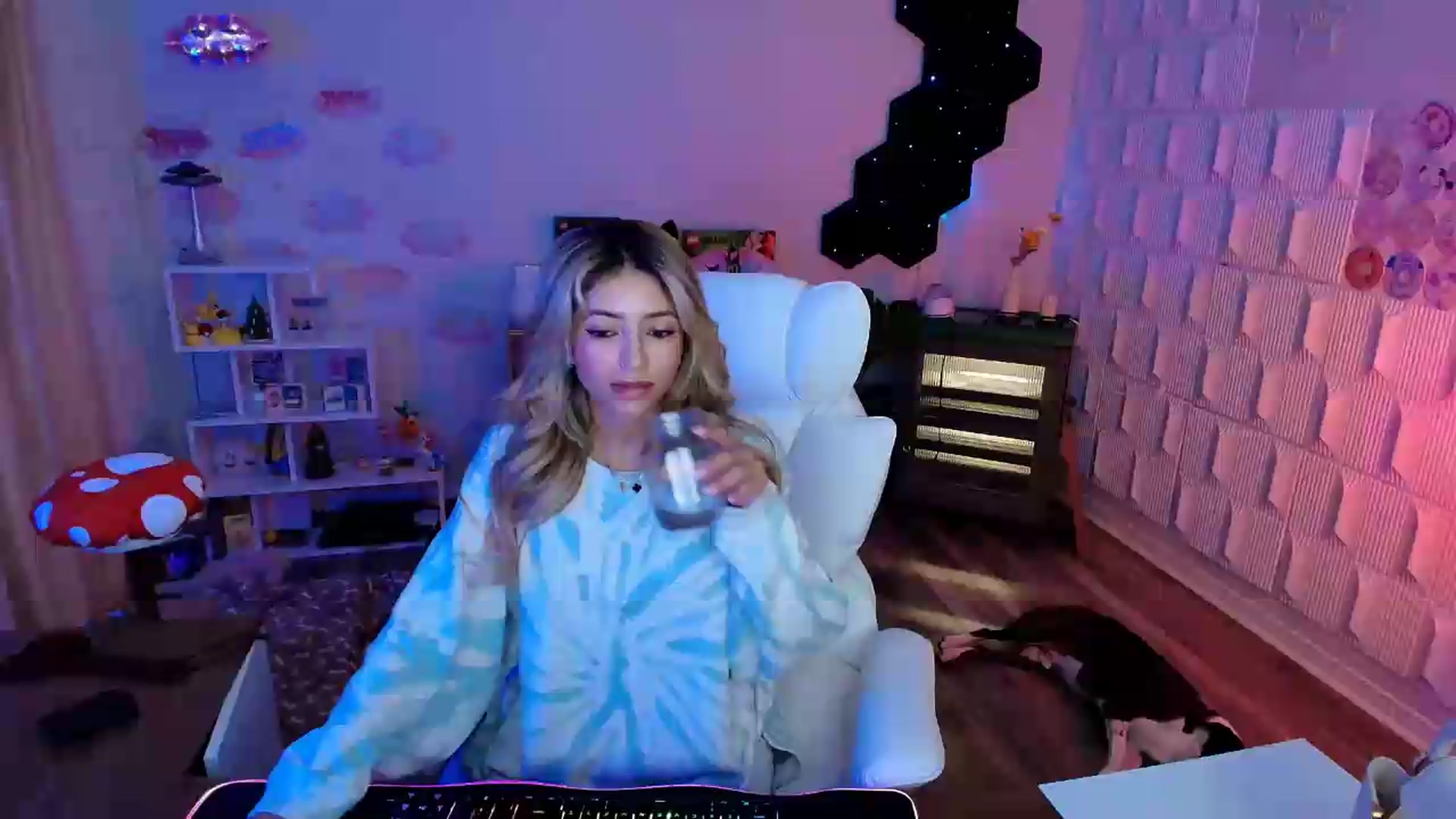 Gallery image thumbnail from kaydolll's myfreecams stream on, 06/07/2026, 06:05 image 17 of 20