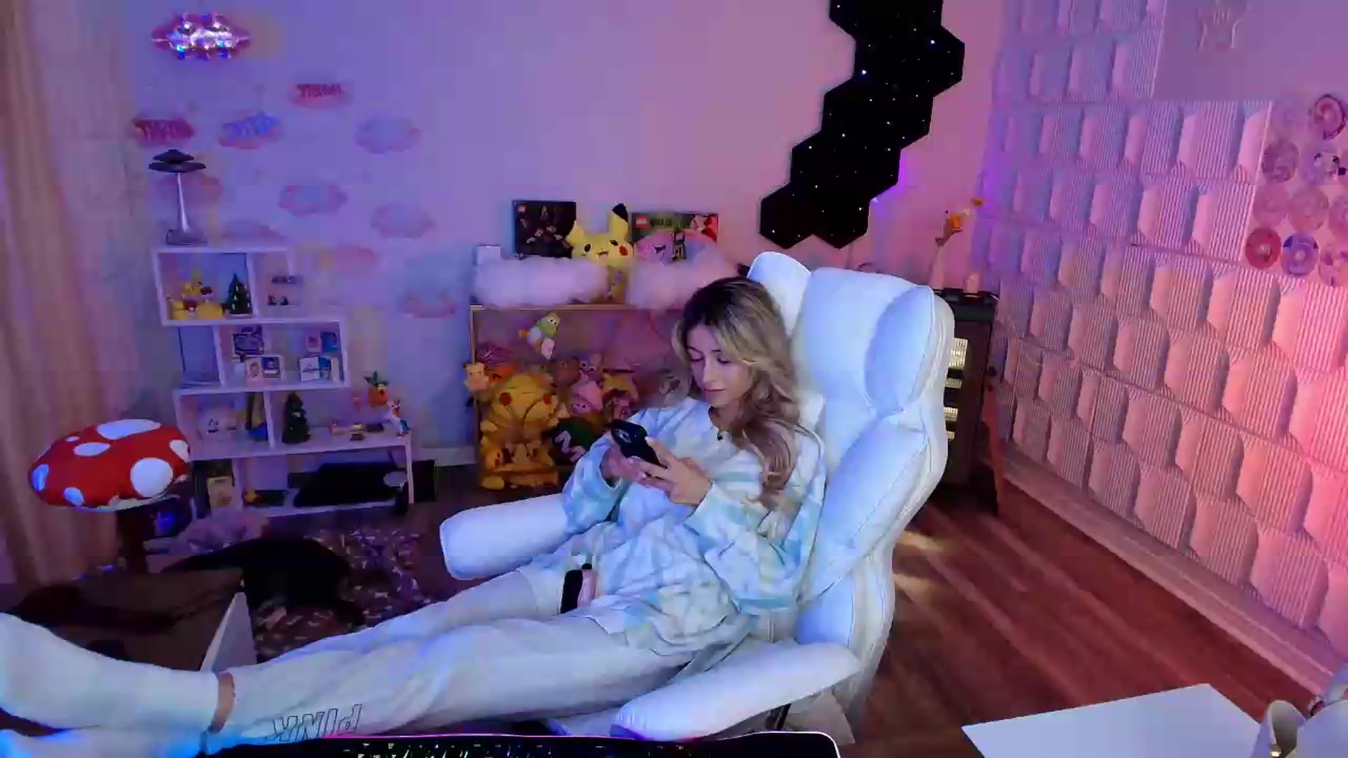 Gallery image thumbnail from kaydolll's myfreecams stream on, 06/07/2026, 06:05 image 20 of 20