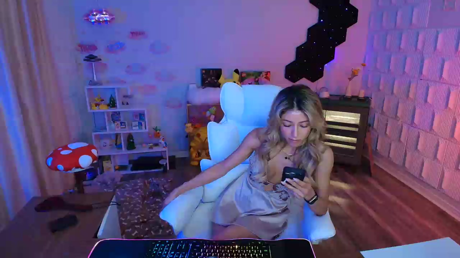Gallery image thumbnail from kaydolll's myfreecams stream on, 06/07/2026, 06:05 image 14 of 20