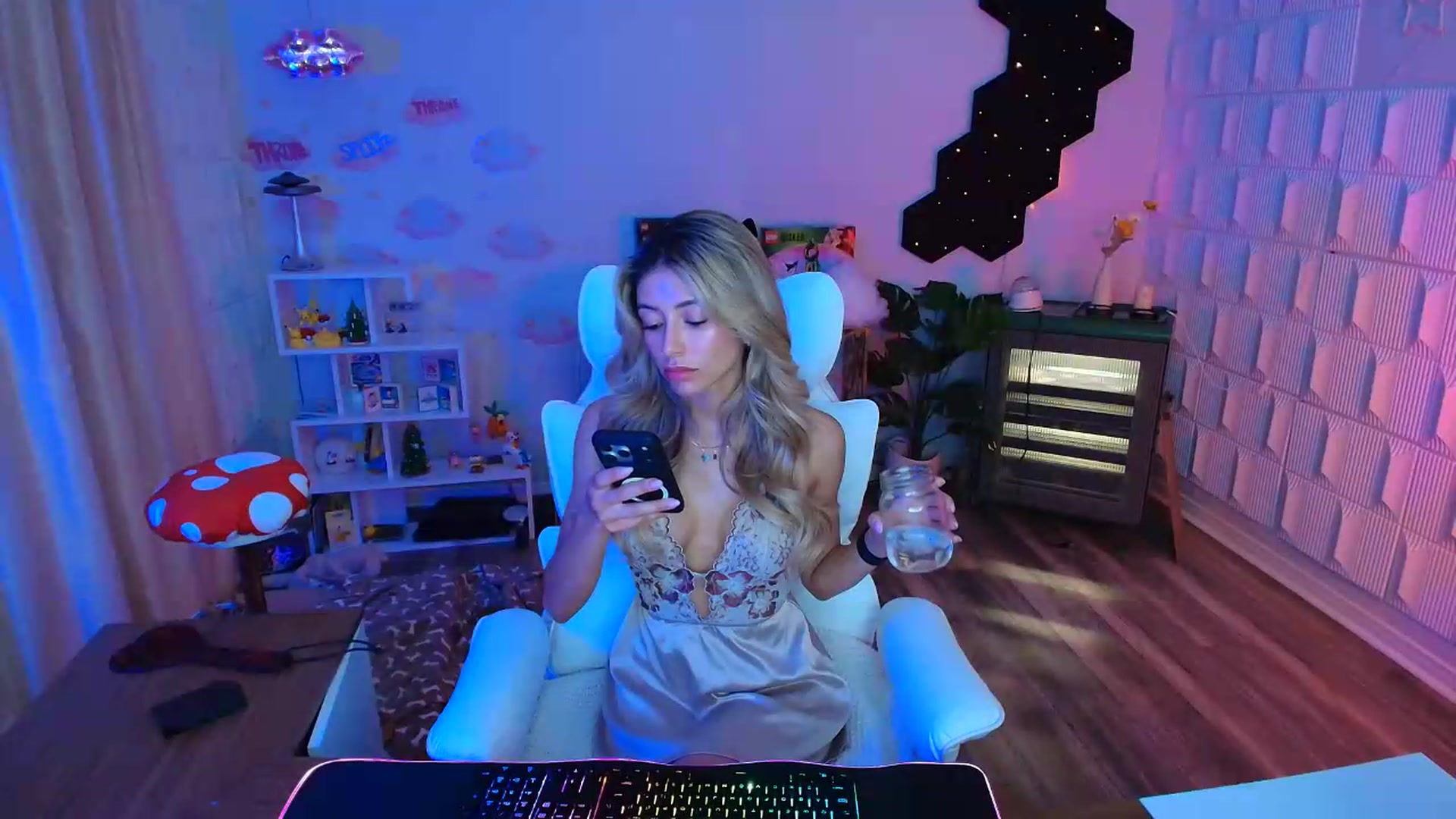 Gallery image thumbnail from kaydolll's myfreecams stream on, 06/07/2026, 06:05 image 9 of 20