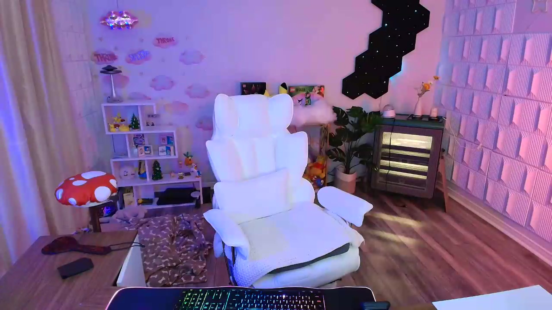 Gallery image thumbnail from kaydolll's myfreecams stream on, 06/07/2026, 06:05 image 15 of 20