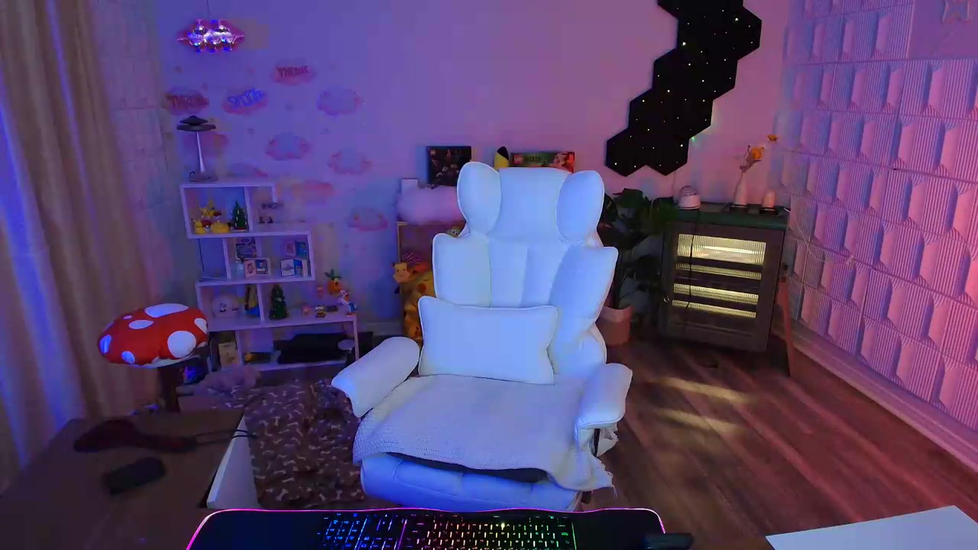 Gallery image thumbnail from kaydolll's myfreecams stream on, 06/07/2026, 06:05 image 10 of 20