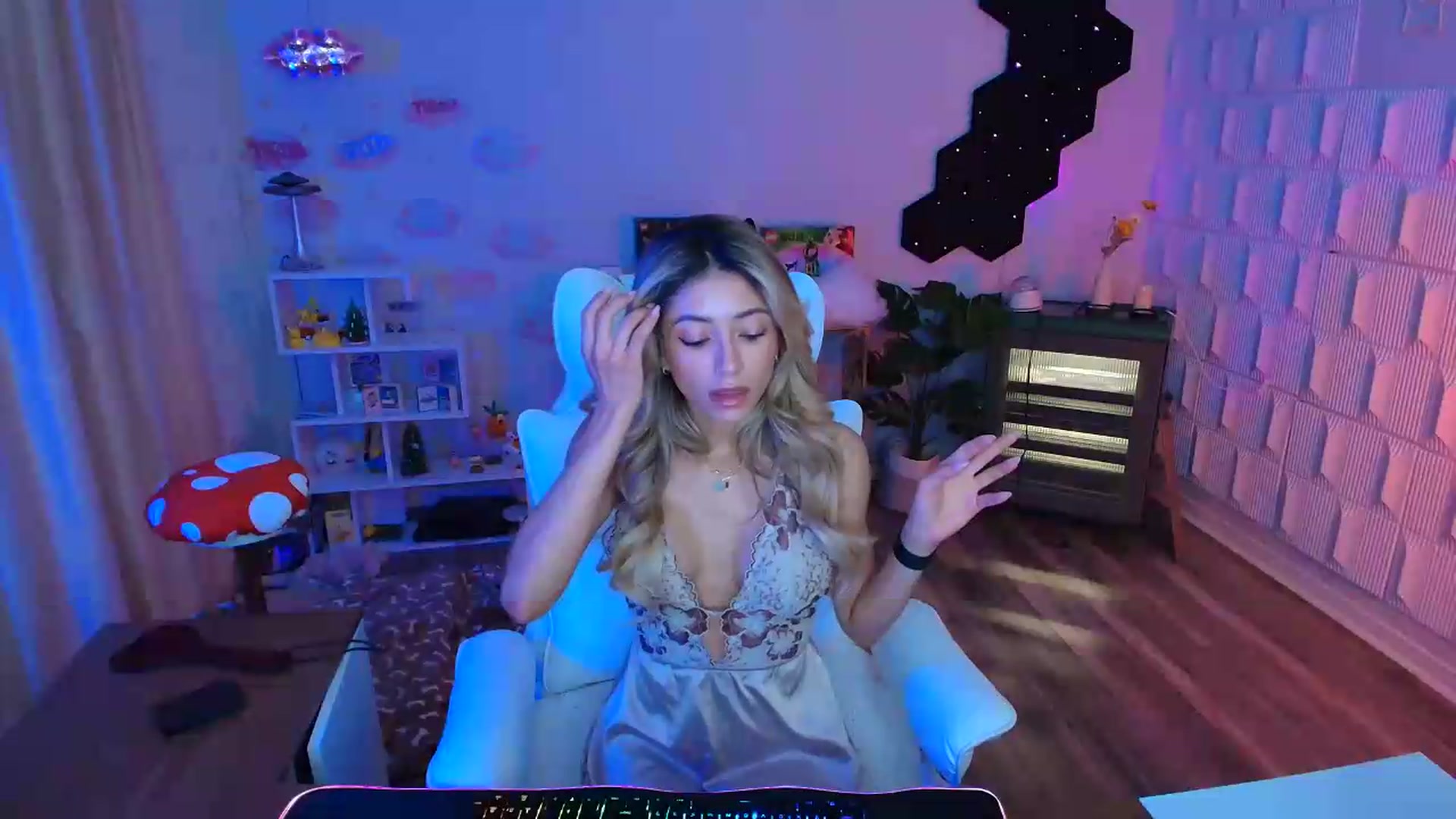 Gallery image thumbnail from kaydolll's myfreecams stream on, 06/07/2026, 06:05 image 3 of 20