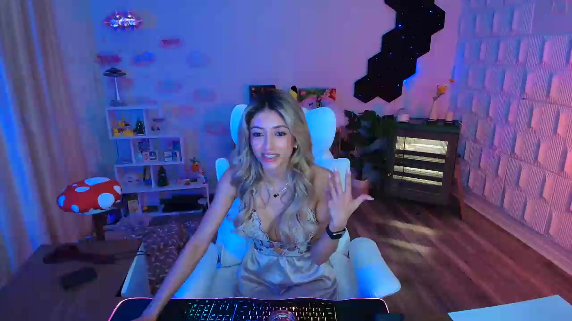 Gallery image thumbnail from kaydolll's myfreecams stream on, 06/07/2026, 06:05 image 4 of 20
