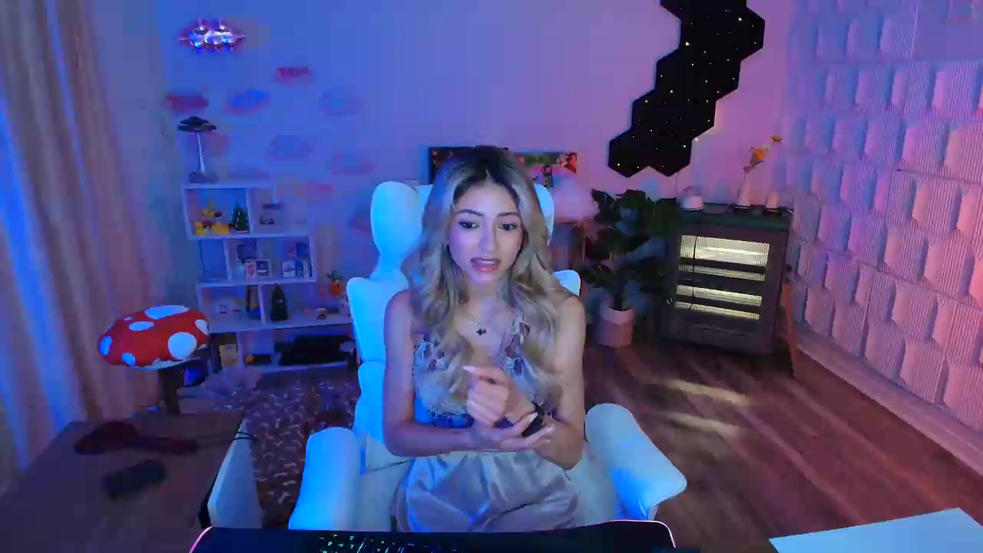 Gallery image thumbnail from kaydolll's myfreecams stream on, 06/07/2026, 06:05 image 2 of 20