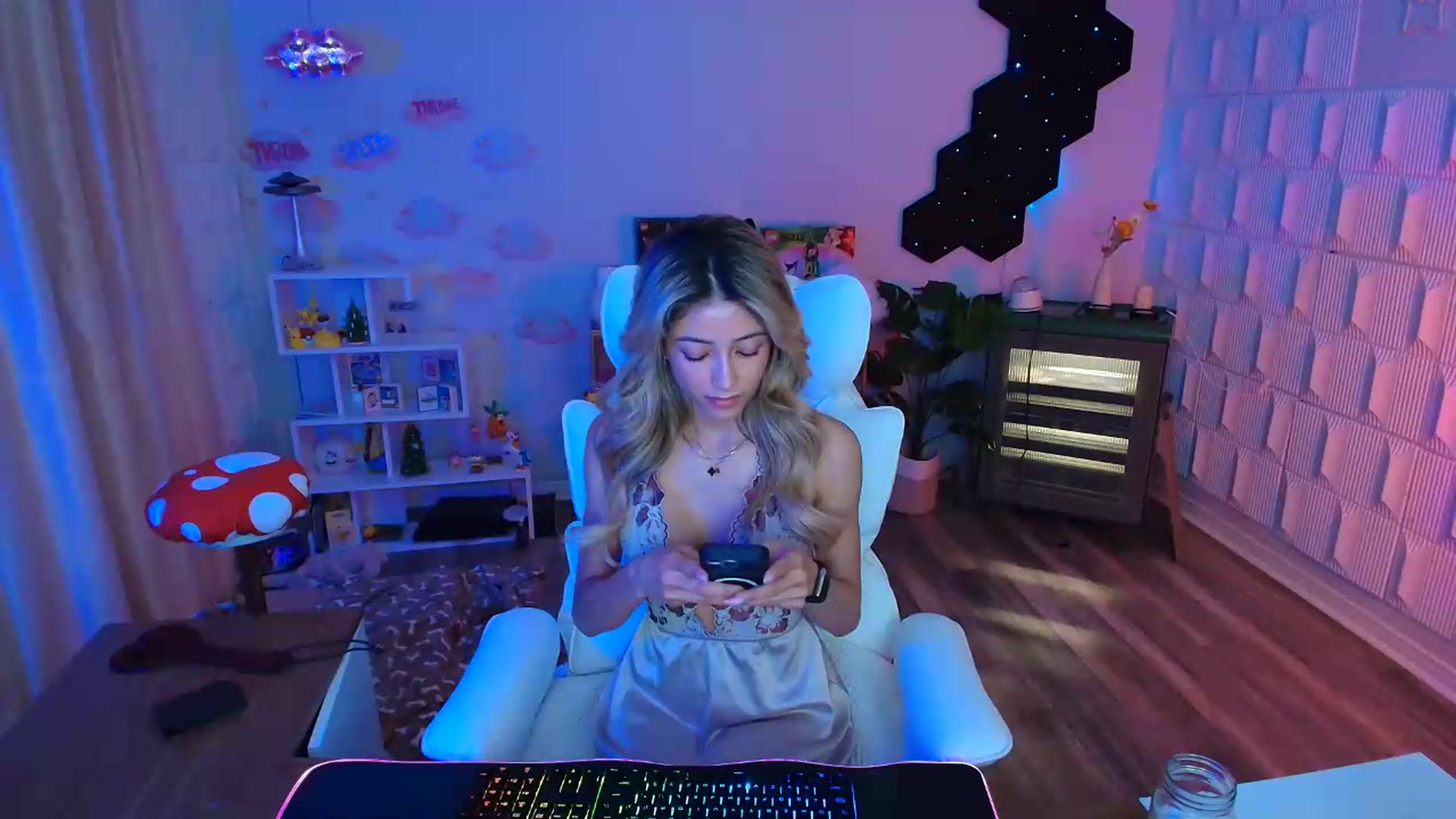Gallery image thumbnail from kaydolll's myfreecams stream on, 06/07/2026, 06:05 image 5 of 20