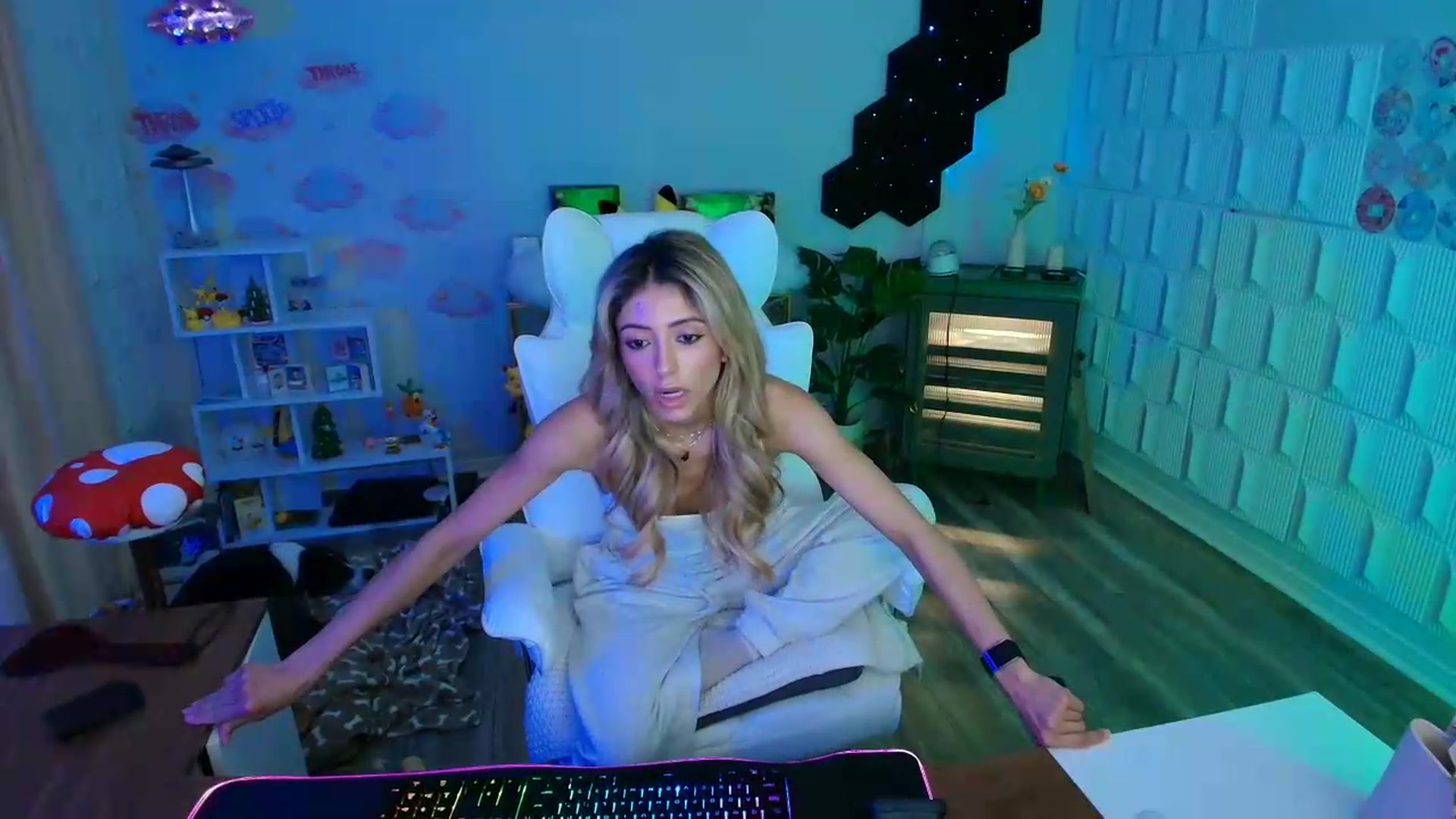Gallery image thumbnail from kaydolll's myfreecams stream on, 06/08/2026, 06:21 image 7 of 20