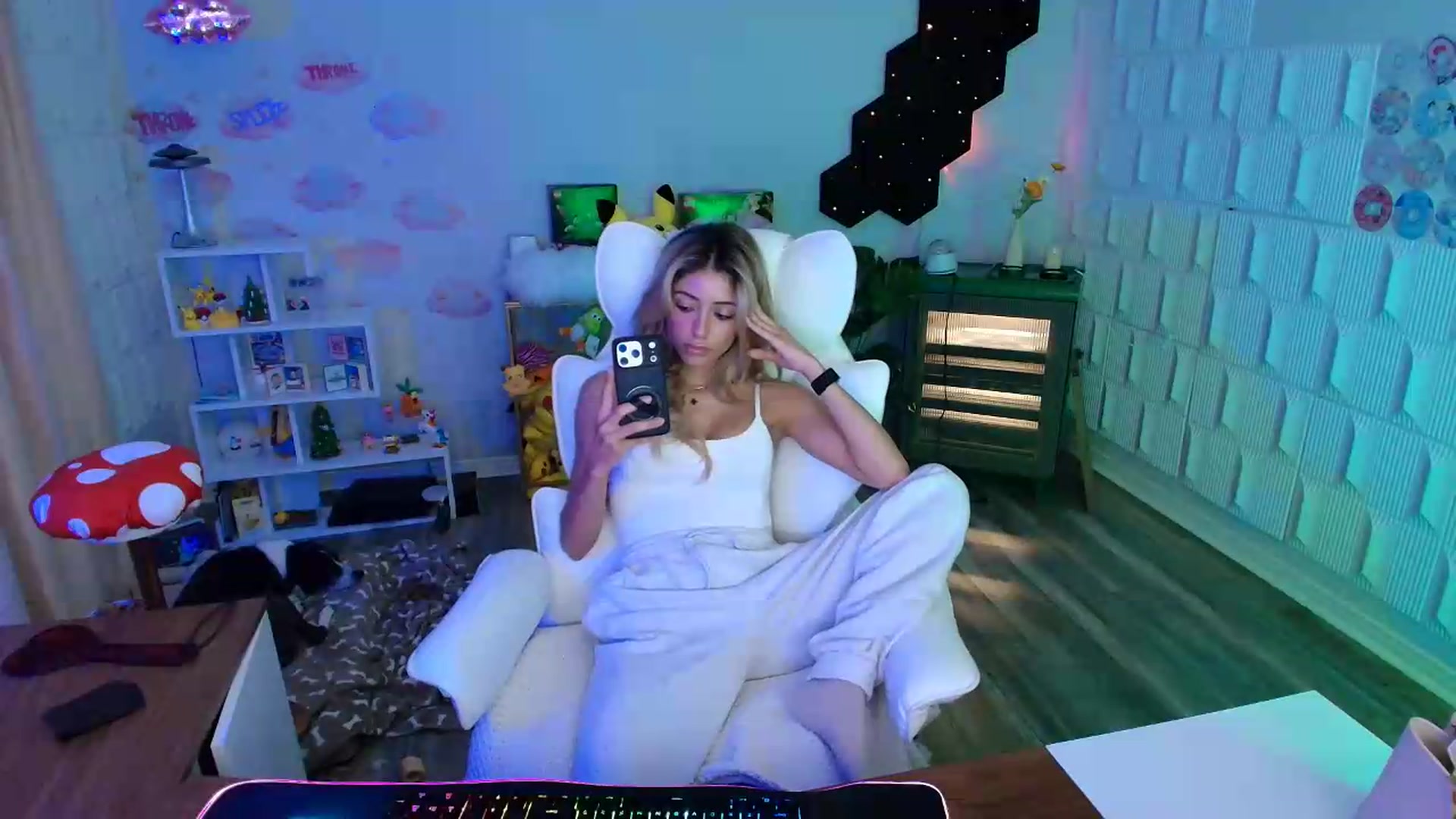 Gallery image thumbnail from kaydolll's myfreecams stream on, 06/08/2026, 06:21 image 19 of 20