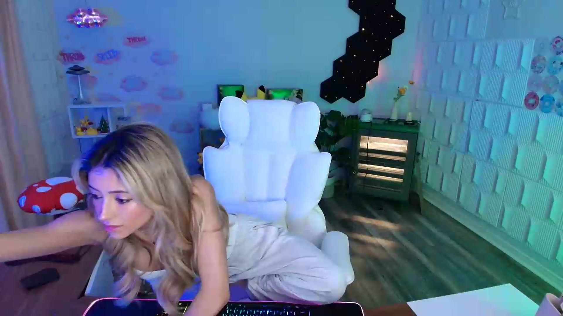 Gallery image thumbnail from kaydolll's myfreecams stream on, 06/08/2026, 06:21 image 6 of 20