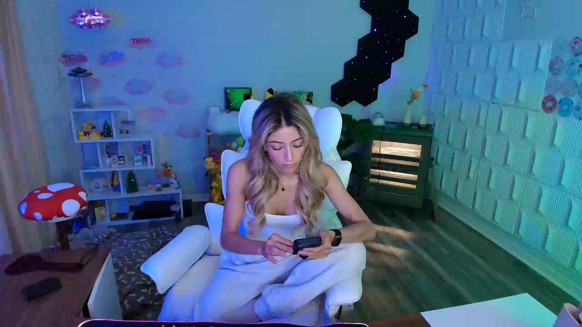 Gallery image thumbnail from kaydolll's myfreecams stream on, 06/08/2026, 06:21 image 1 of 20