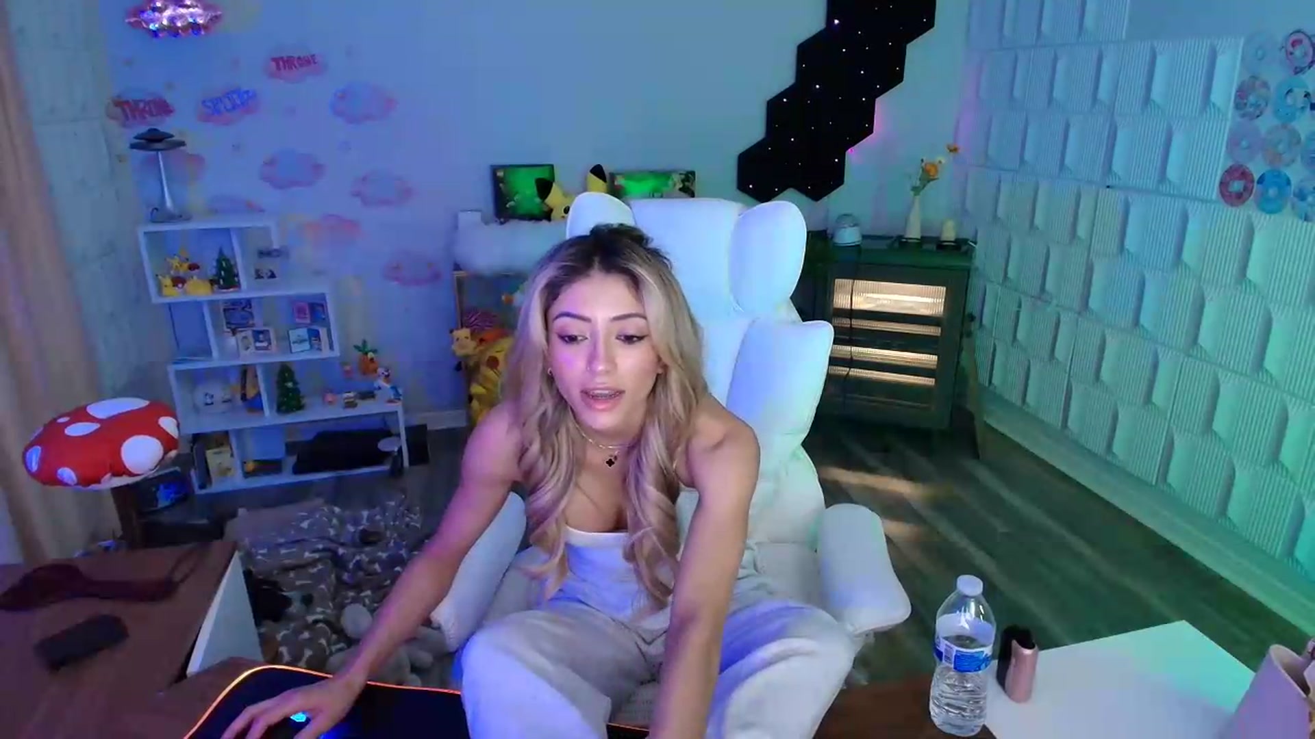 Gallery image thumbnail from kaydolll's myfreecams stream on, 06/08/2026, 07:46 image 19 of 20