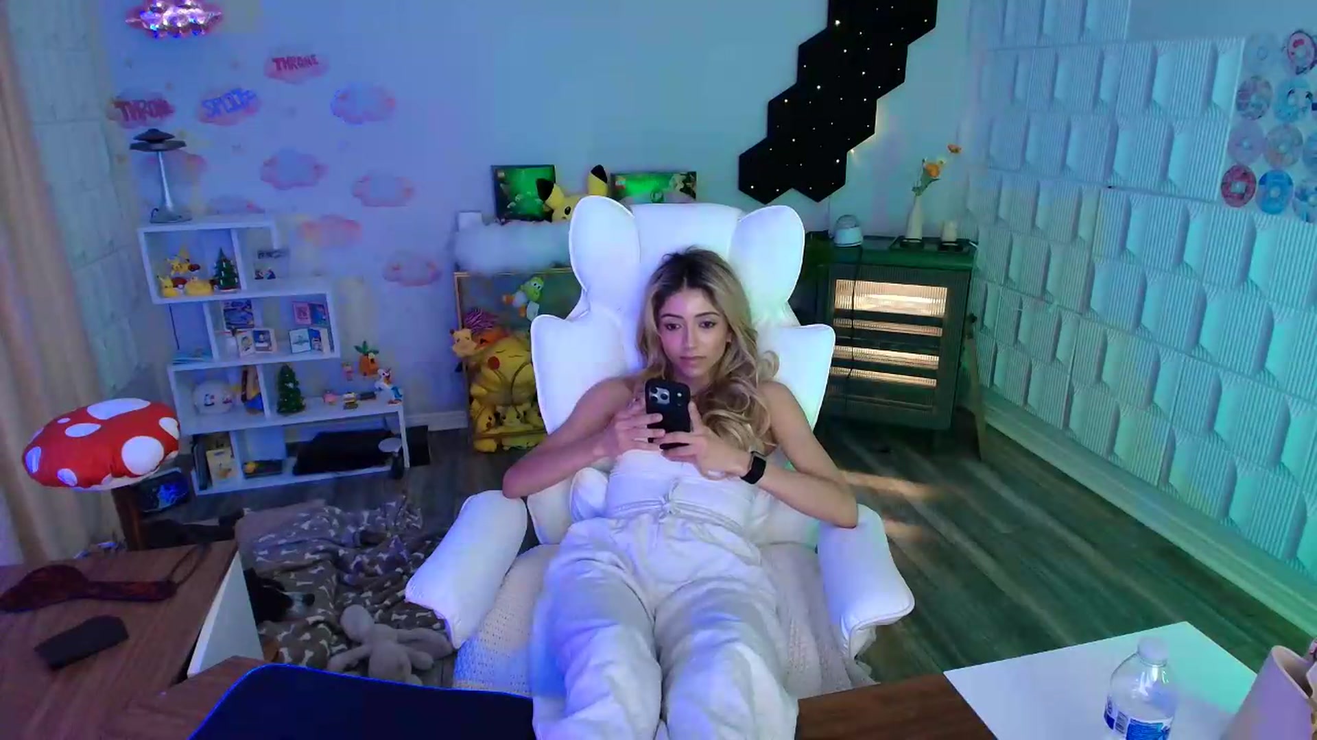 Gallery image thumbnail from kaydolll's myfreecams stream on, 06/08/2026, 07:46 image 14 of 20