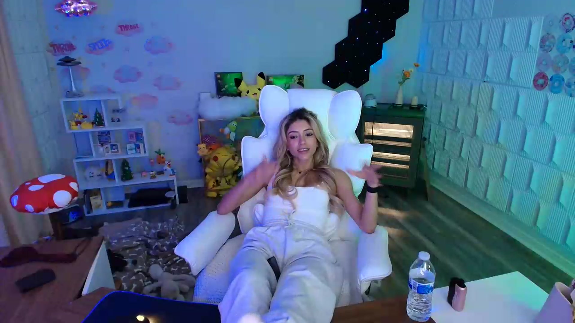 Gallery image thumbnail from kaydolll's myfreecams stream on, 06/08/2026, 07:46 image 18 of 20