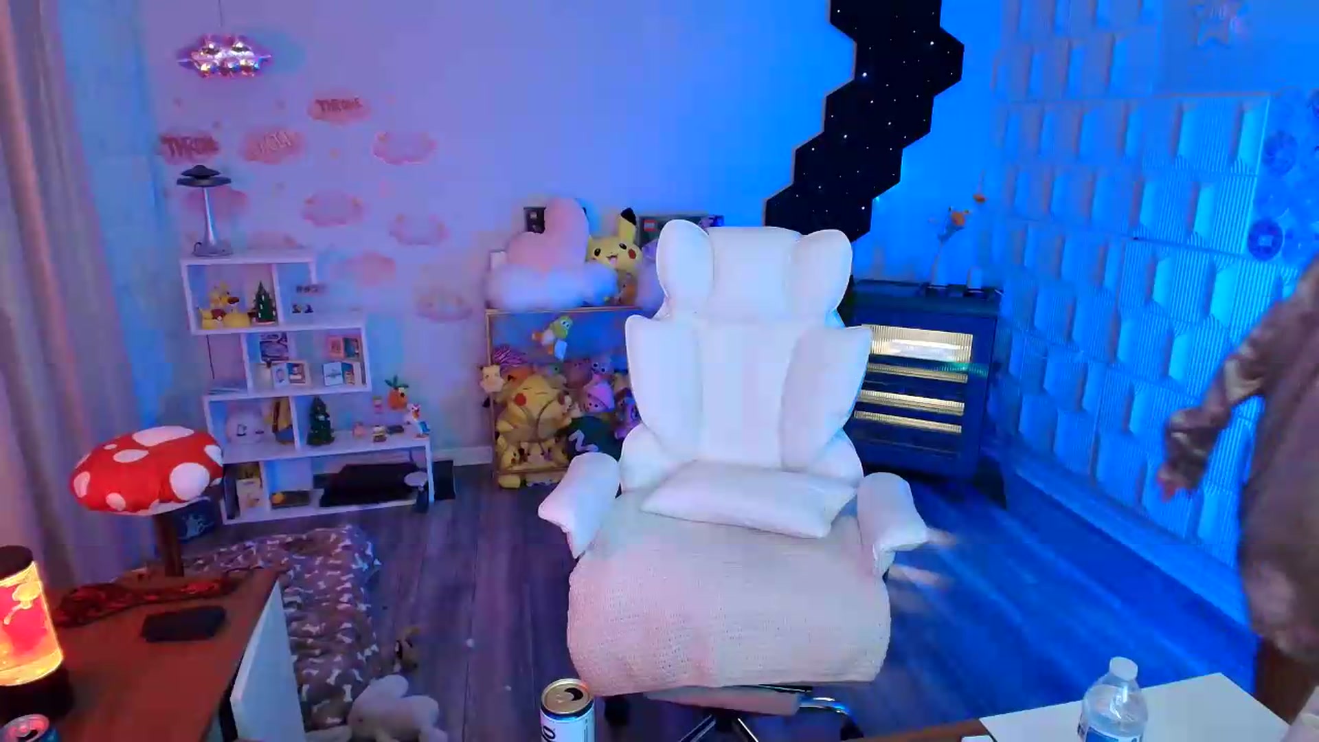 Gallery image thumbnail from kaydolll's myfreecams stream on, 06/12/2026, 07:44 image 8 of 20