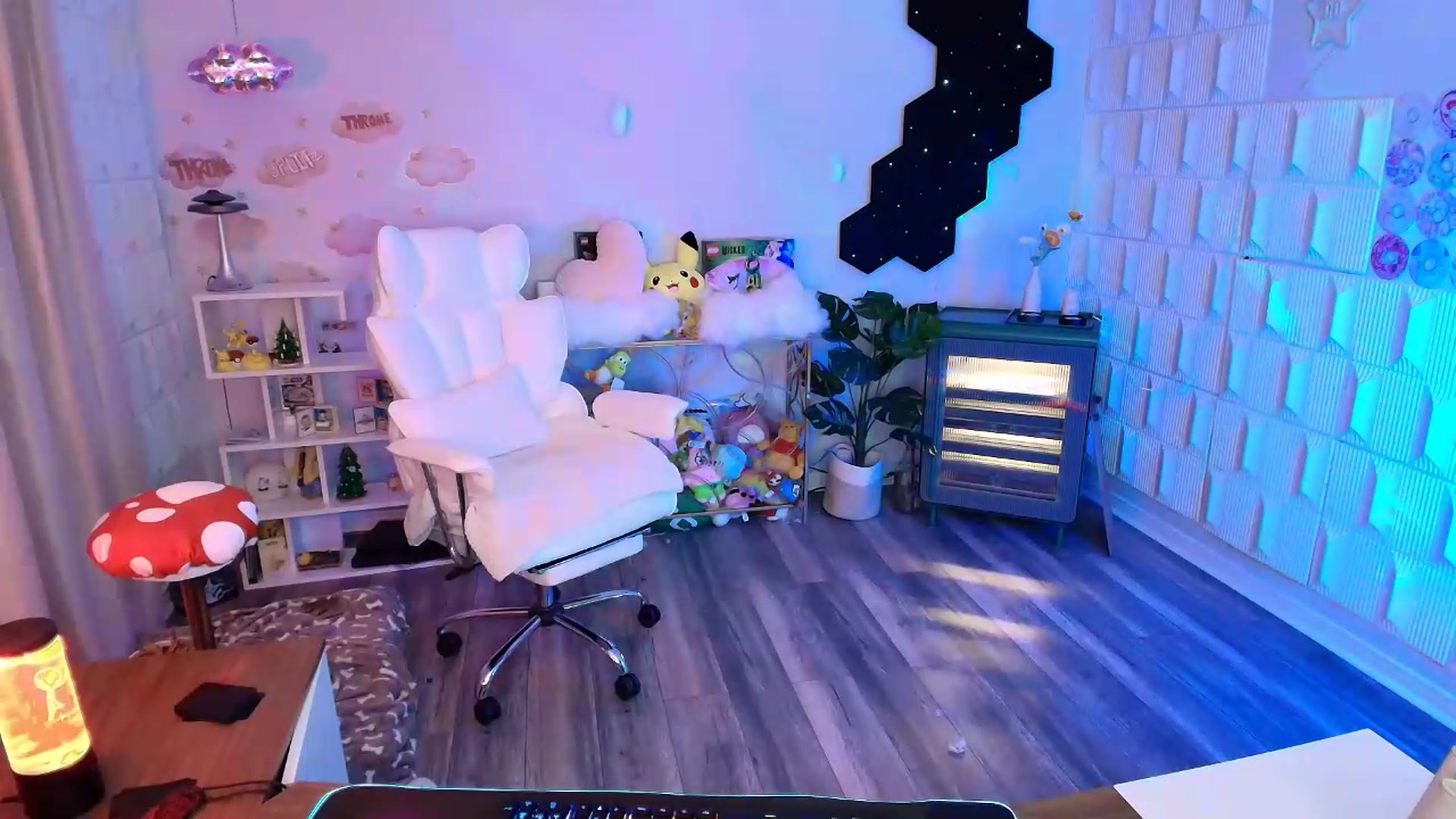Gallery image thumbnail from kaydolll's myfreecams stream on, 06/13/2026, 04:30 image 7 of 20