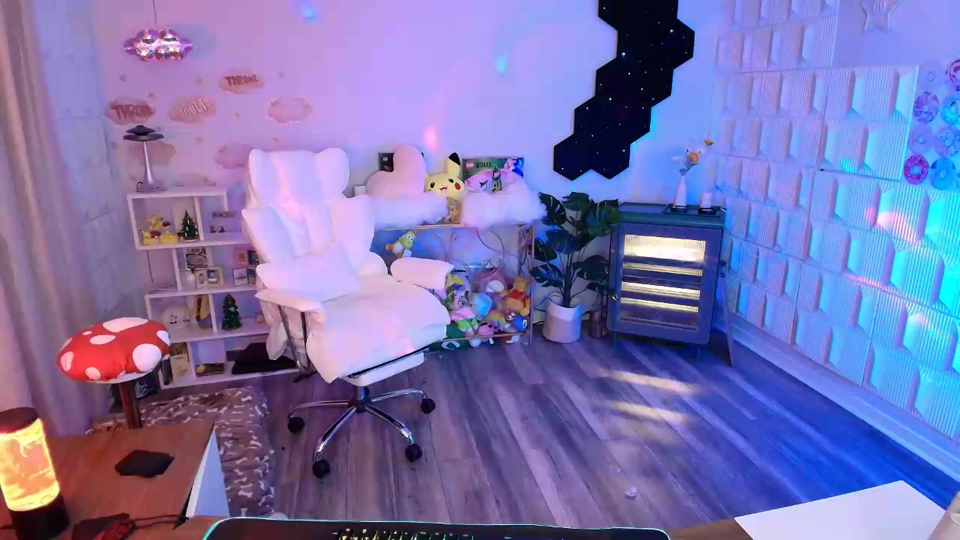 Gallery image thumbnail from kaydolll's myfreecams stream on, 06/13/2026, 04:30 image 6 of 20
