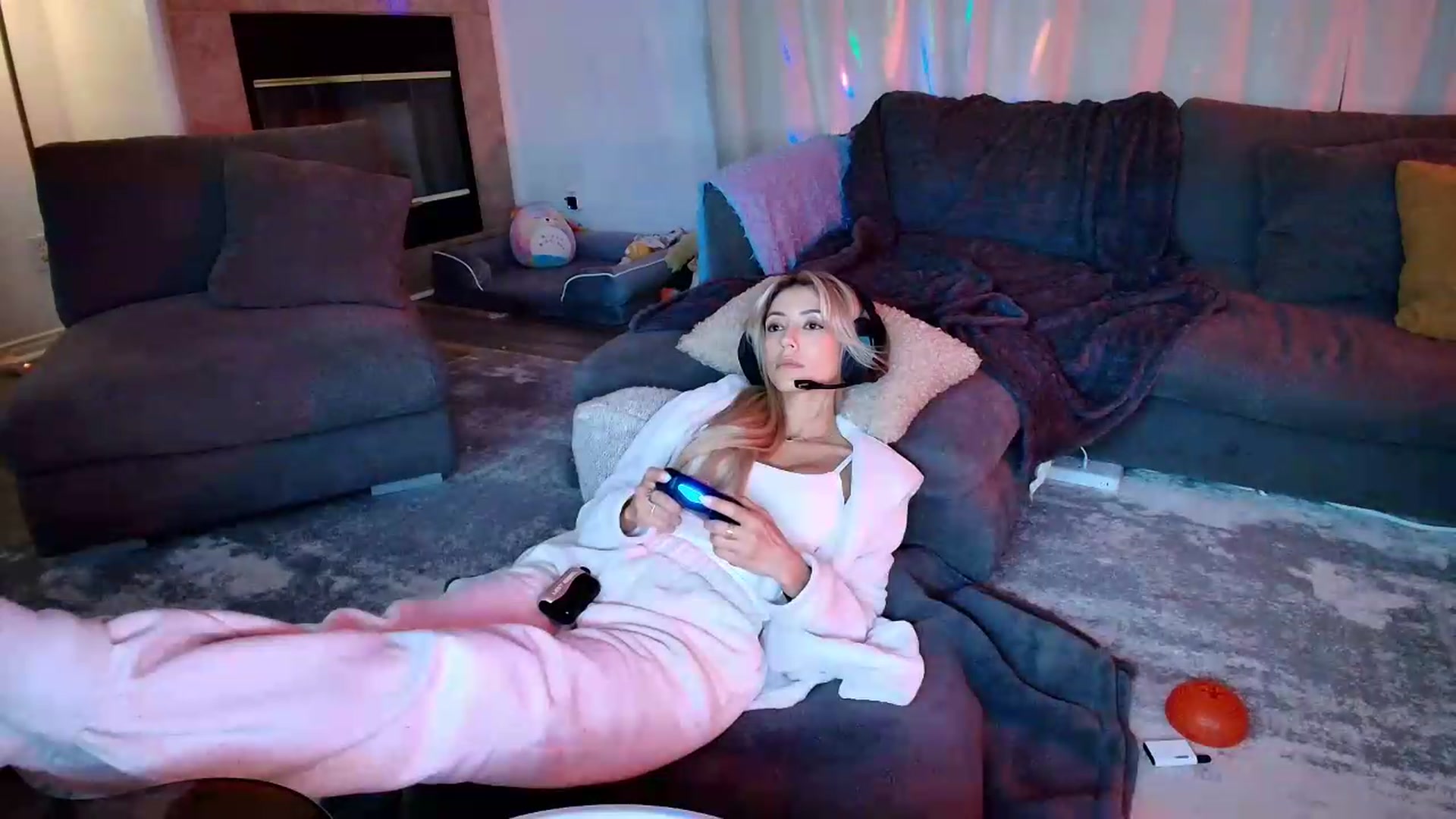 Gallery image thumbnail from kaydolll's myfreecams stream on, 06/13/2026, 08:15 image 13 of 20