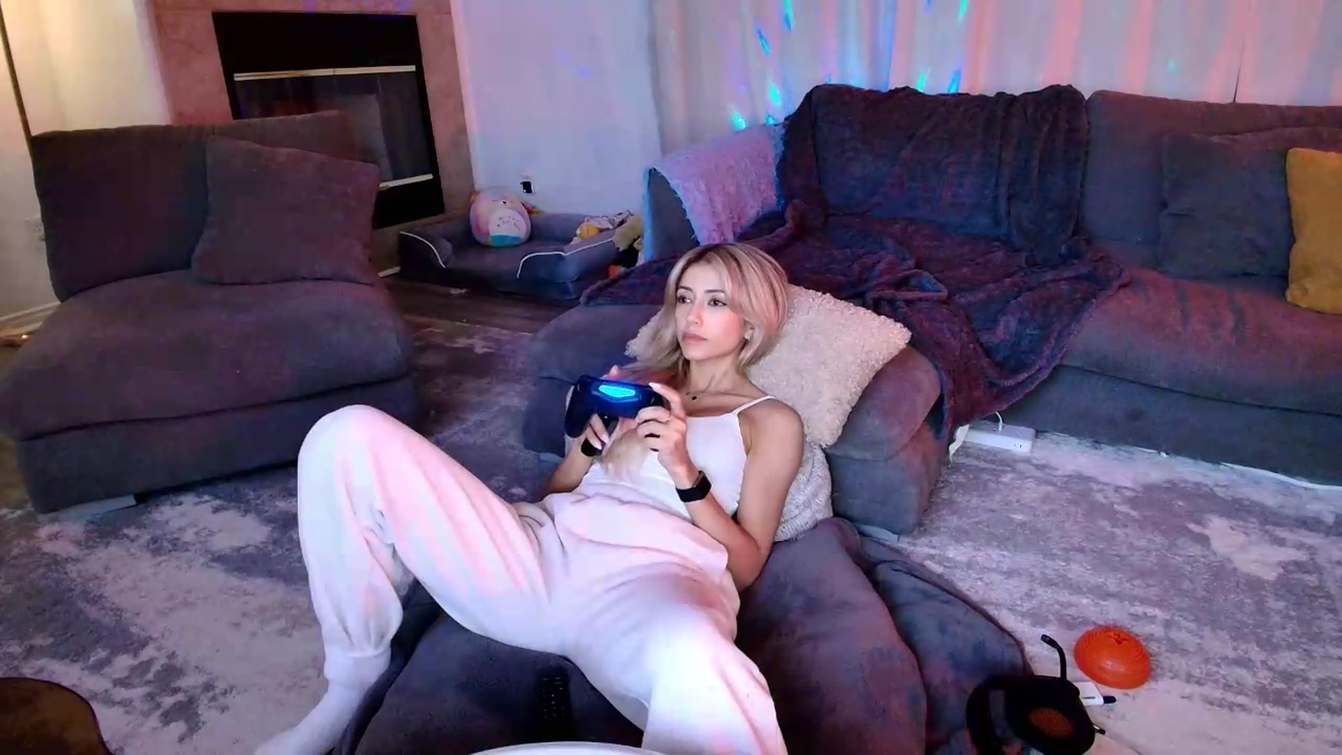 Gallery image thumbnail from kaydolll's myfreecams stream on, 06/13/2026, 08:15 image 12 of 20