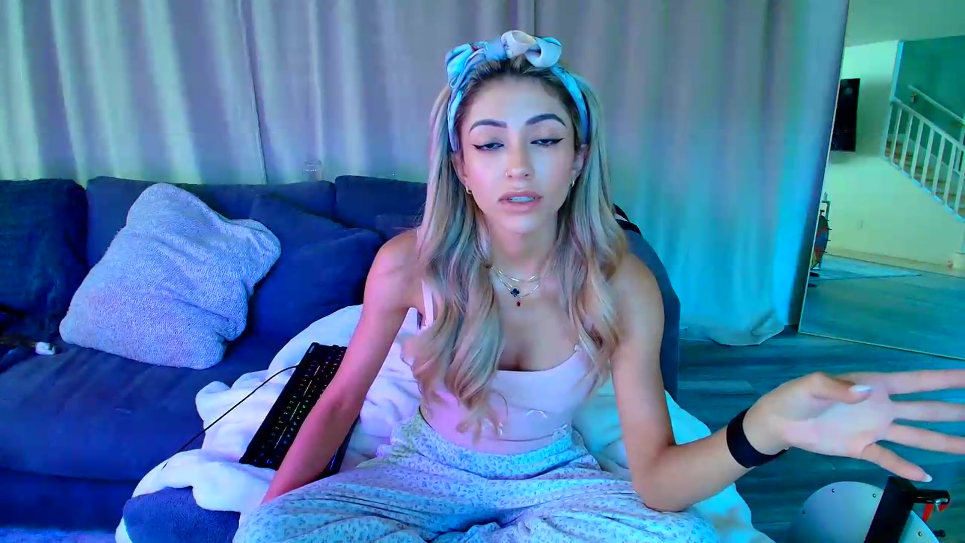 Gallery image thumbnail from kaydolll's myfreecams stream on, 06/18/2026, 22:56 image 17 of 20