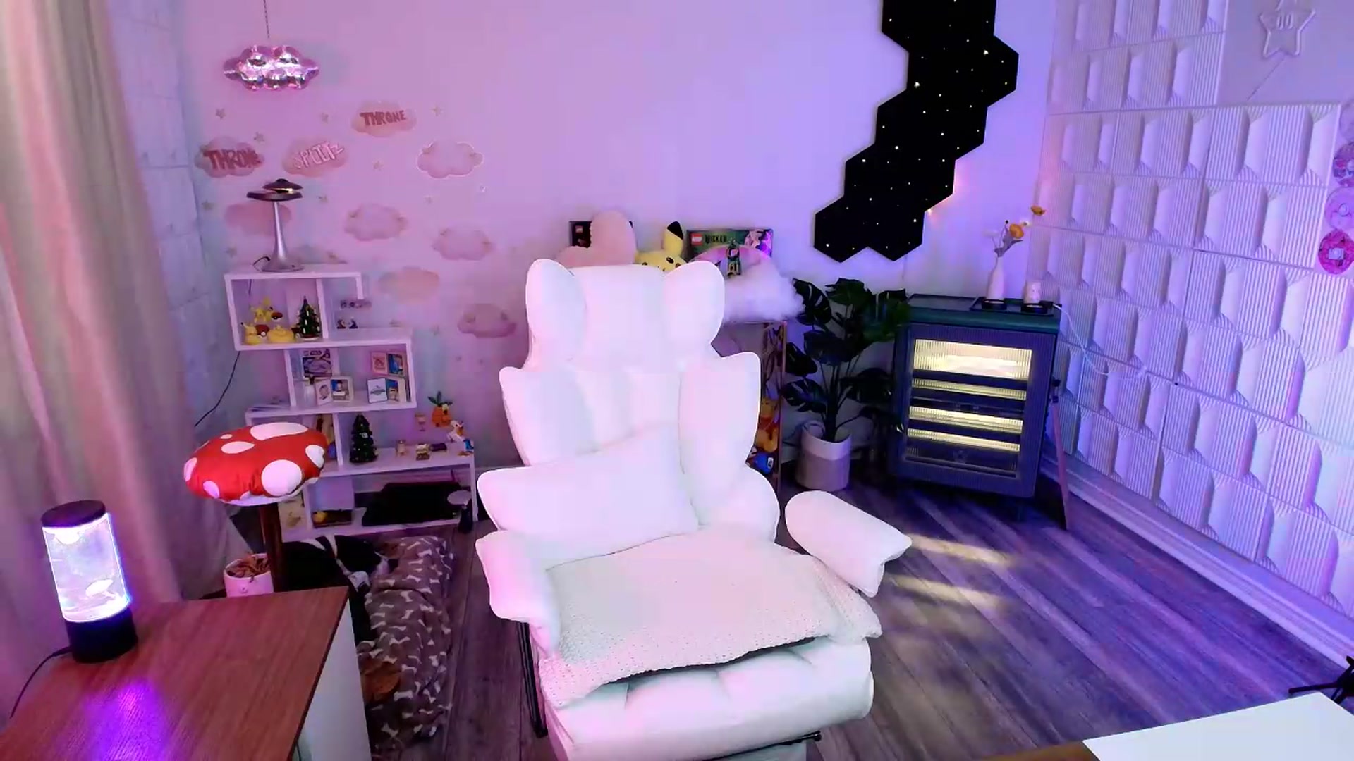 Gallery image thumbnail from kaydolll's myfreecams stream on, 06/20/2026, 01:35 image 14 of 20