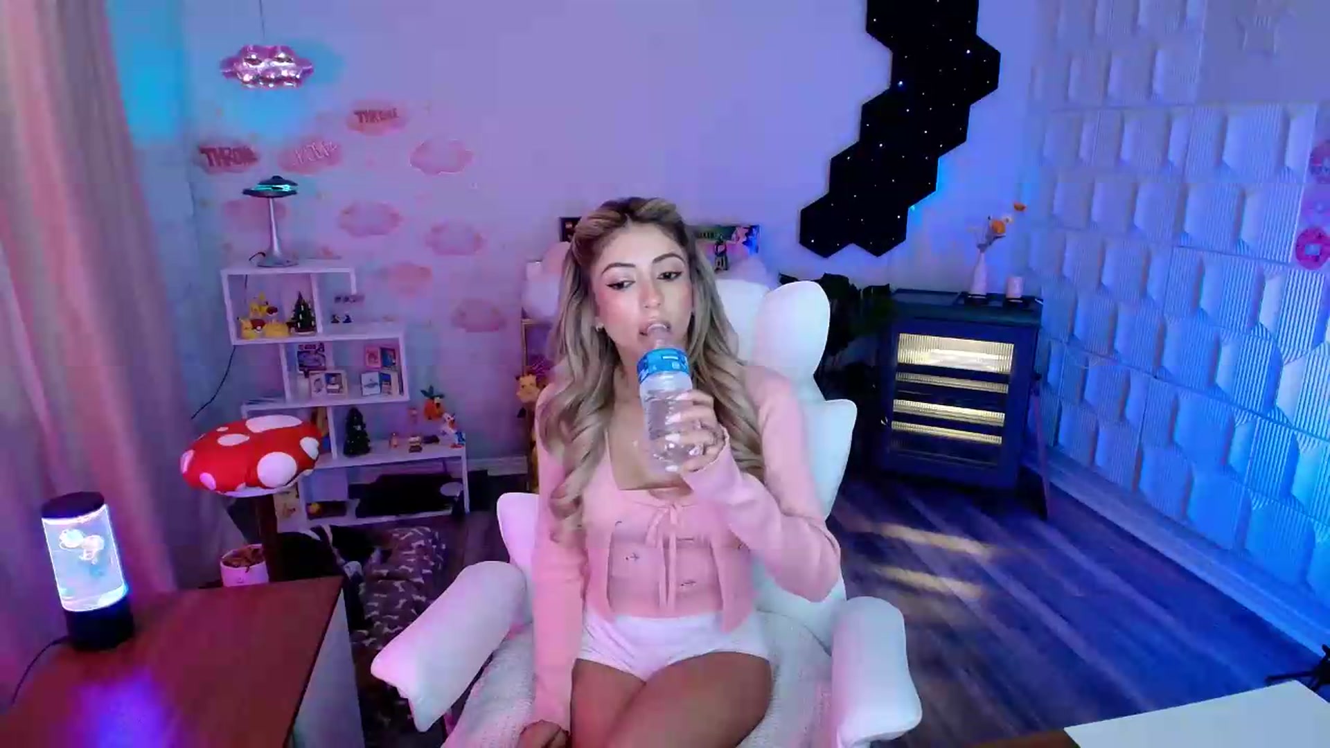 Gallery image thumbnail from kaydolll's myfreecams stream on, 06/20/2026, 01:35 image 11 of 20