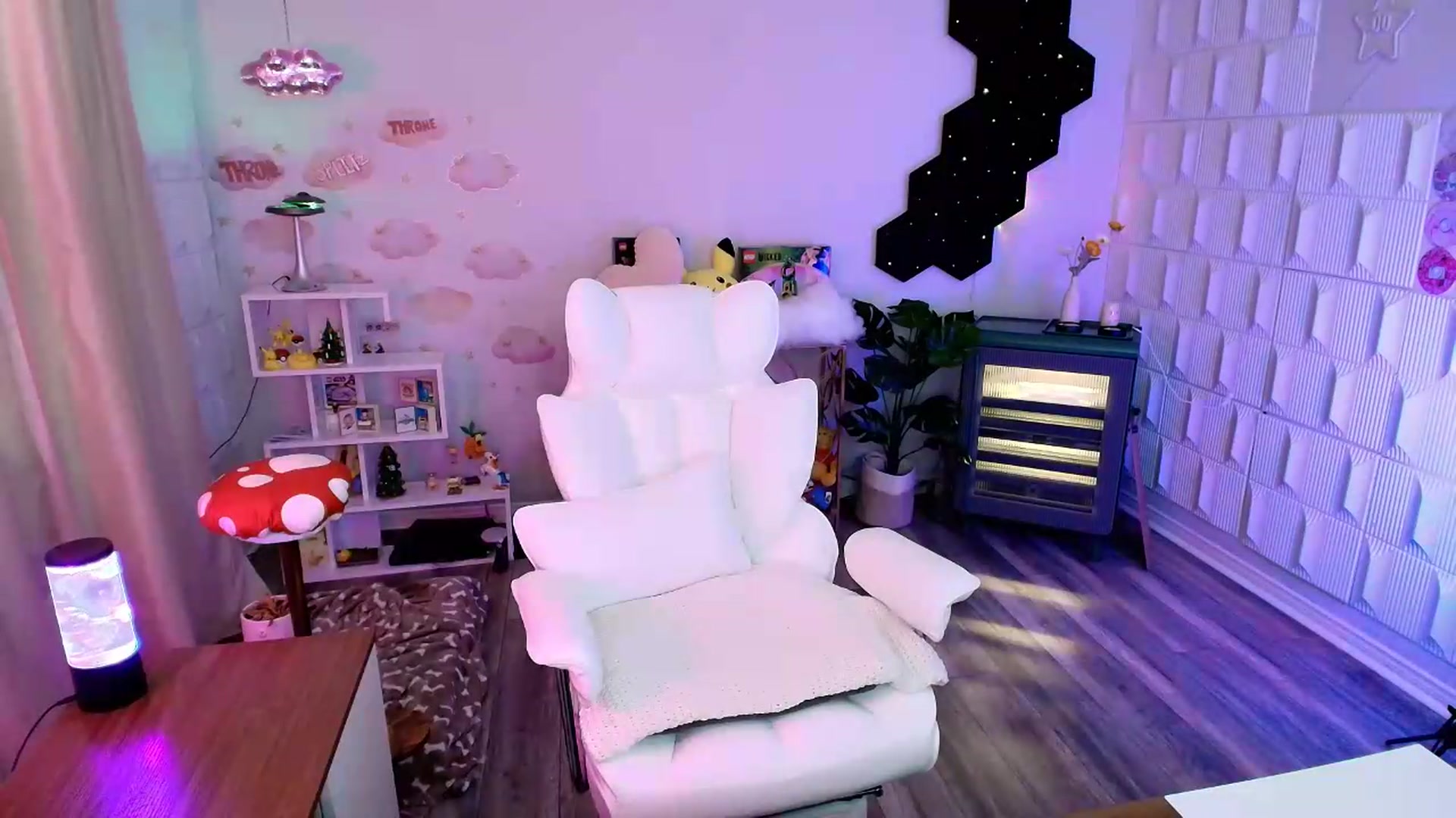 Gallery image thumbnail from kaydolll's myfreecams stream on, 06/20/2026, 01:35 image 16 of 20