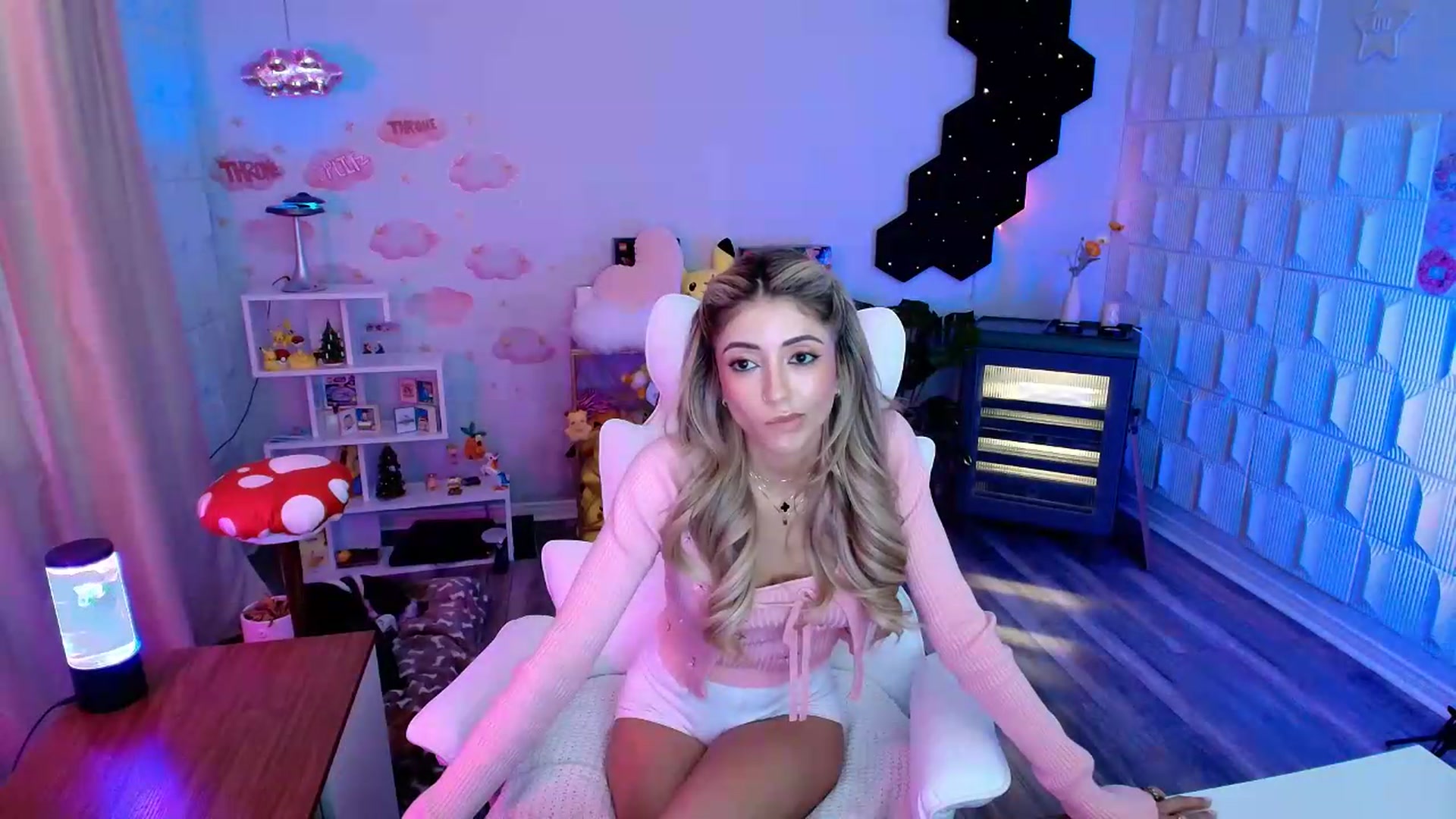 Gallery image thumbnail from kaydolll's myfreecams stream on, 06/20/2026, 01:35 image 12 of 20