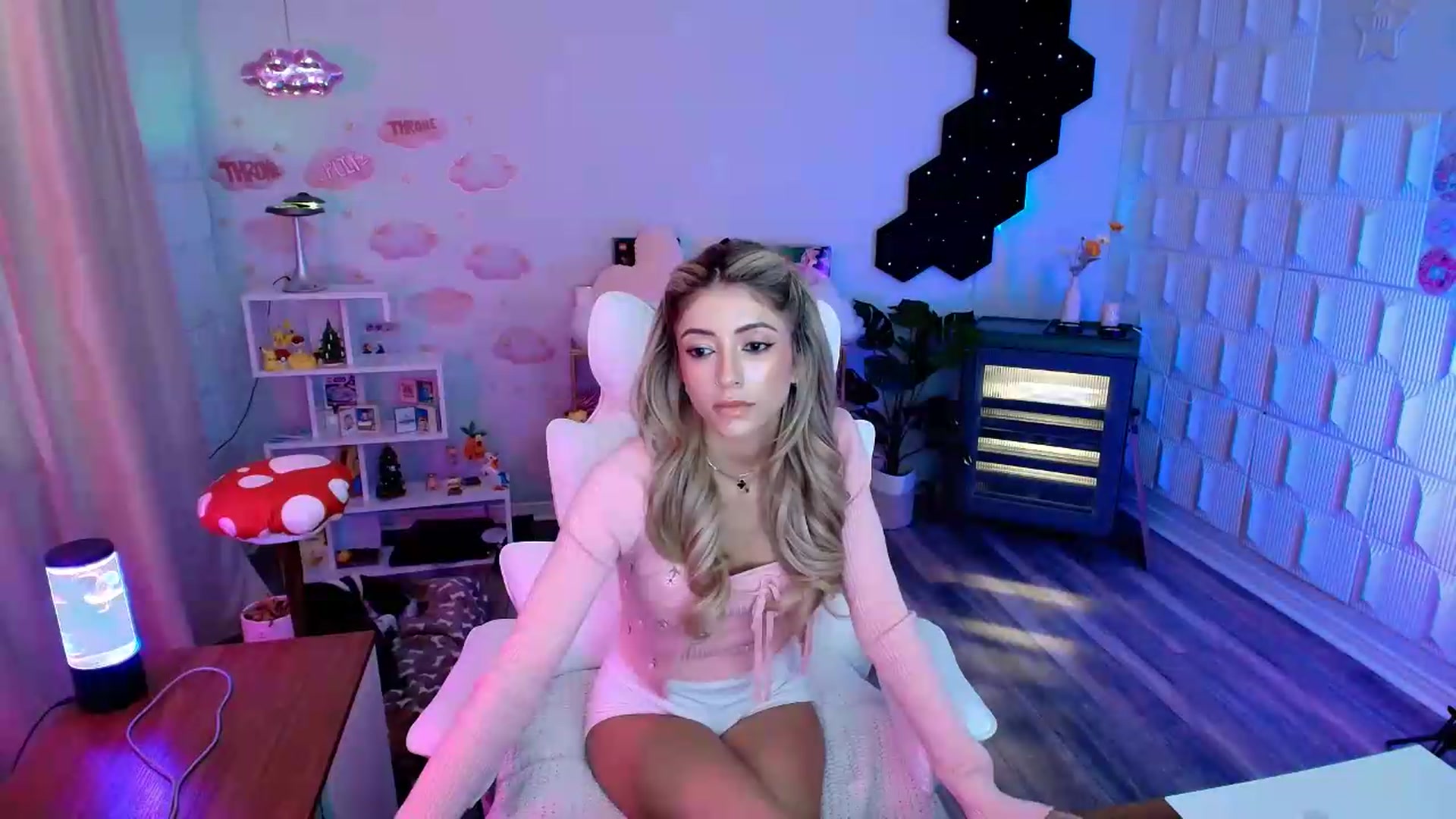 Gallery image thumbnail from kaydolll's myfreecams stream on, 06/20/2026, 01:35 image 9 of 20