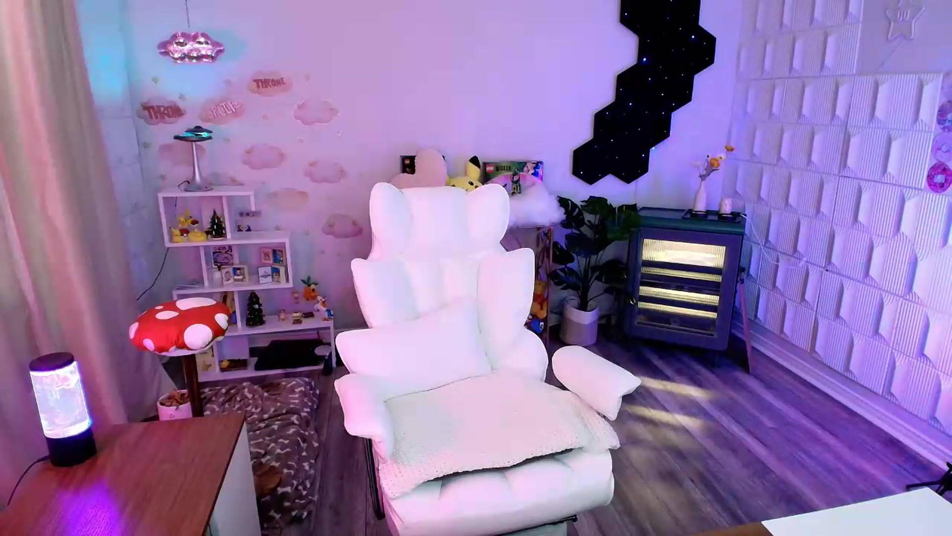 Gallery image thumbnail from kaydolll's myfreecams stream on, 06/20/2026, 01:35 image 17 of 20