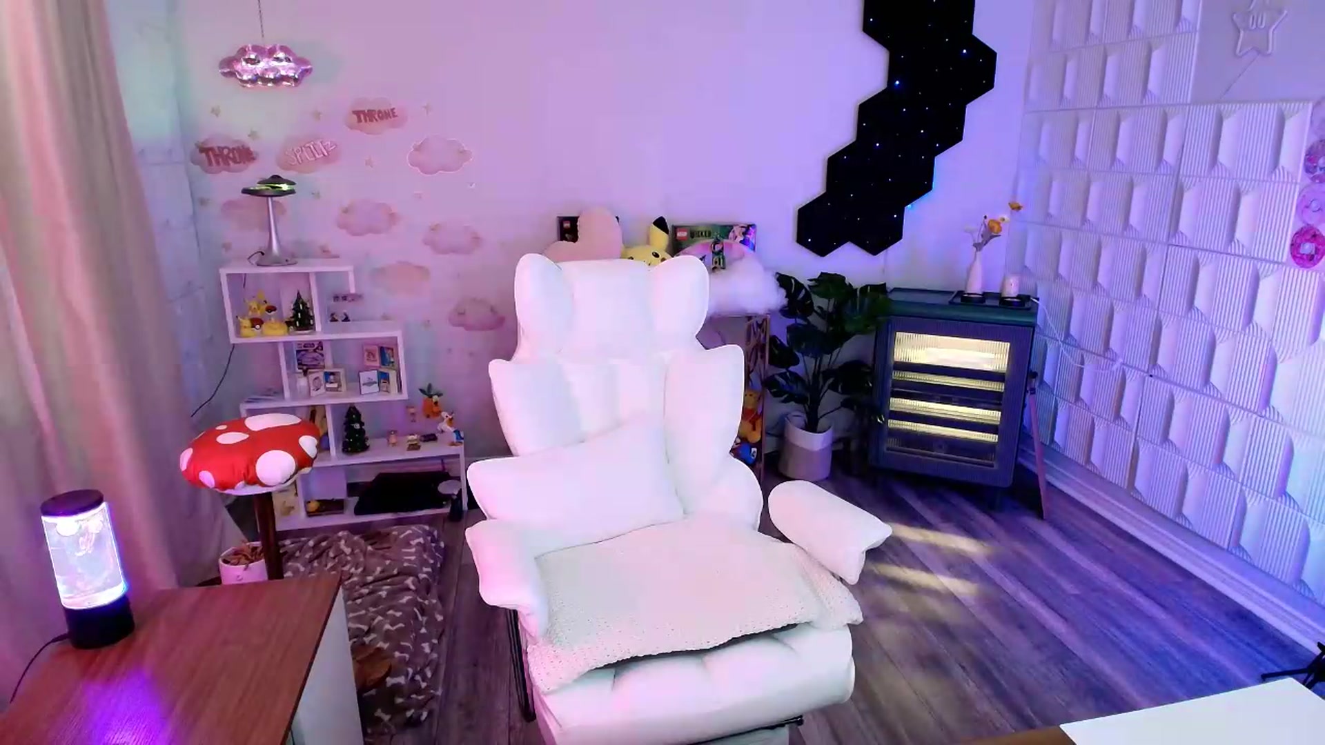 Gallery image thumbnail from kaydolll's myfreecams stream on, 06/20/2026, 01:35 image 15 of 20