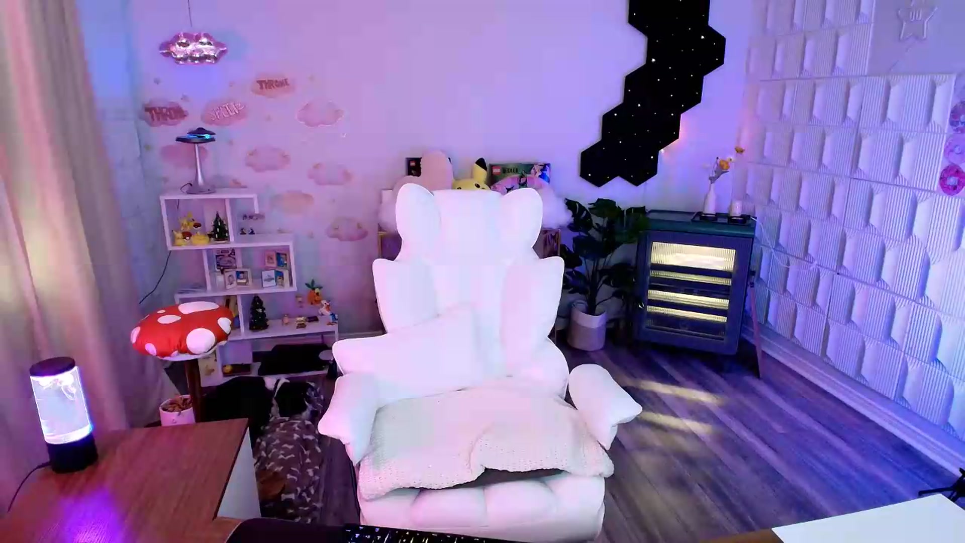 Gallery image thumbnail from kaydolll's myfreecams stream on, 06/20/2026, 04:23 image 3 of 20